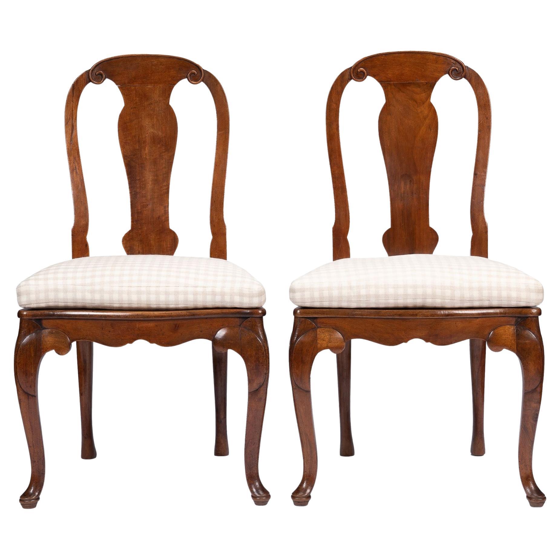 Pair of French Louis XV Walnut Plank Seat Hall Chairs on Cabriole Legs, 1800s For Sale