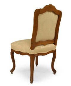 Coppia di poltrone francesi in legno di noce Luigi XV