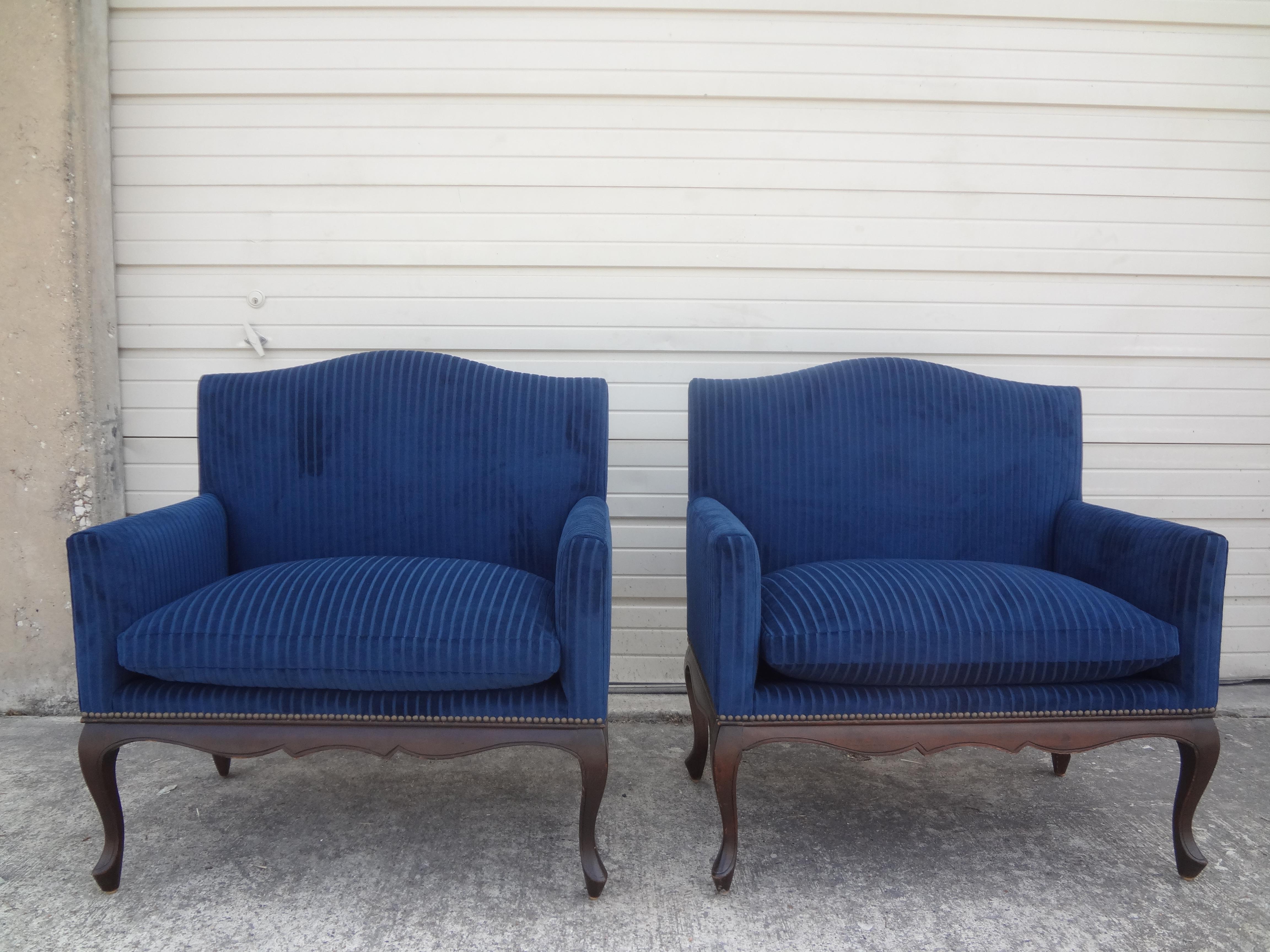 Pair of 19th Century French Louis XV-XVI Style Walnut Marquise or Loveseats For Sale 5