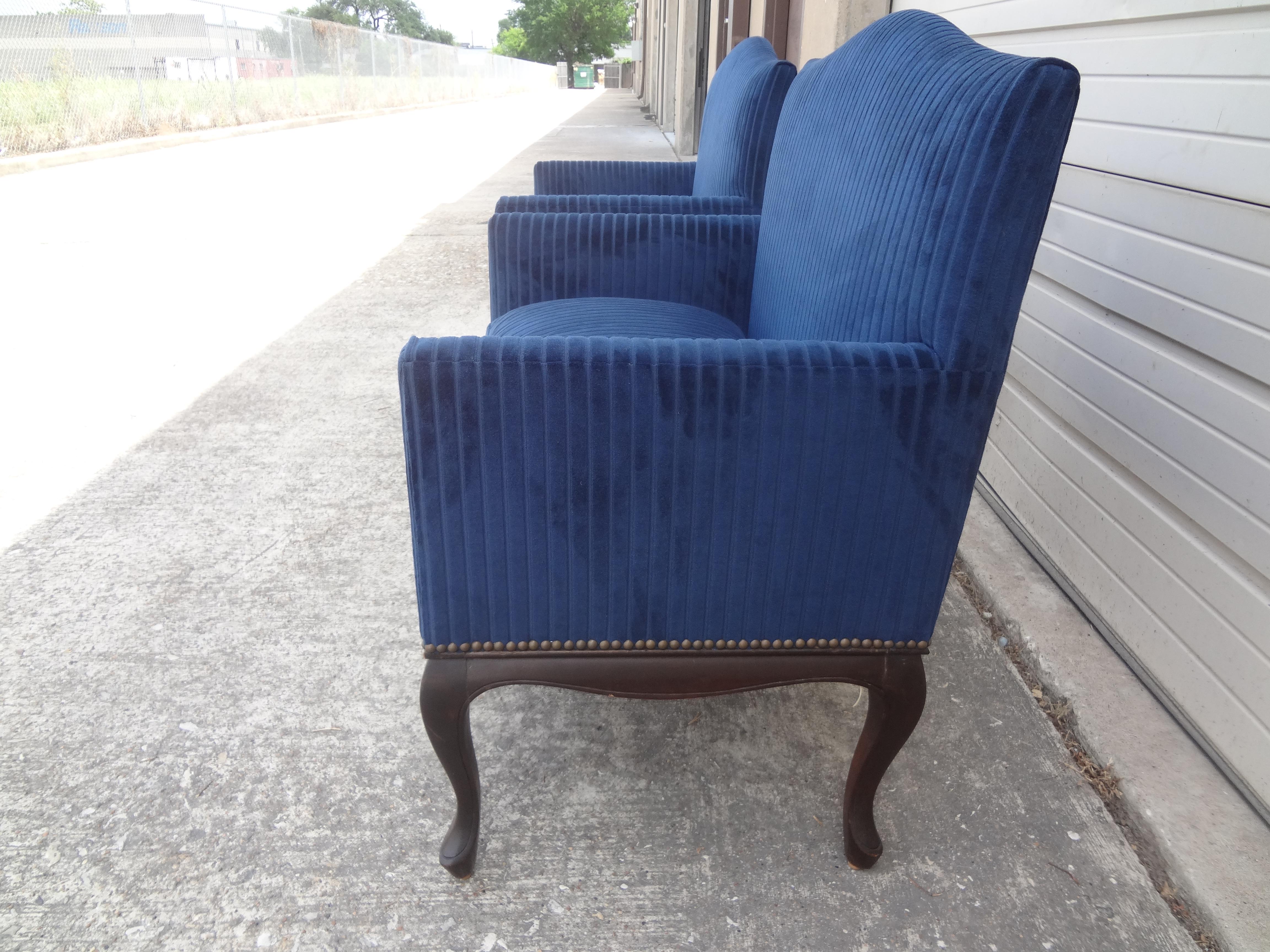 Pair of 19th Century French Louis XV-XVI Style Walnut Marquise In Good Condition For Sale In Houston, TX