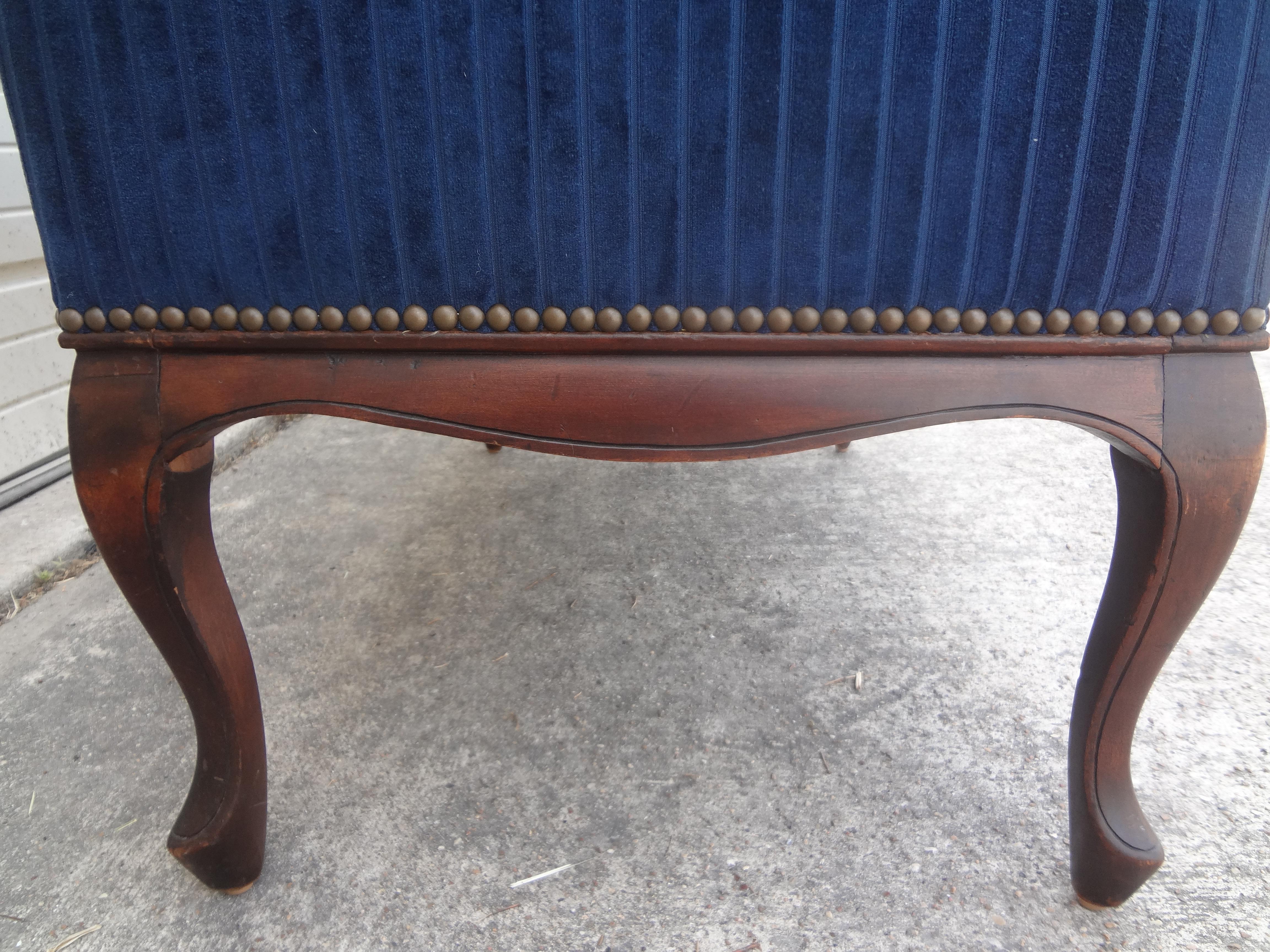 Pair of 19th Century French Louis XV-XVI Style Walnut Marquise For Sale 1