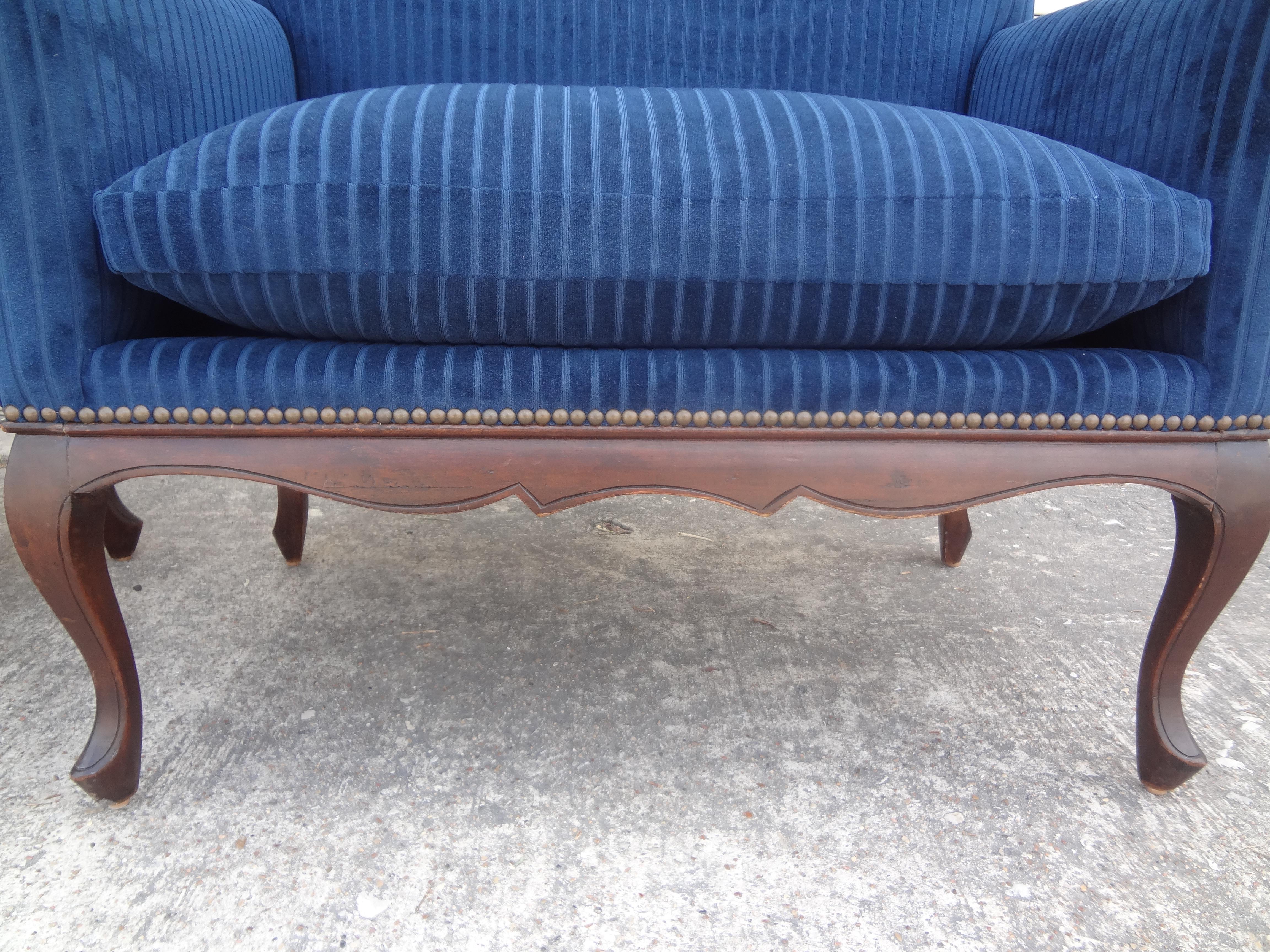 Pair of 19th Century French Louis XV-XVI Style Walnut Marquise For Sale 2