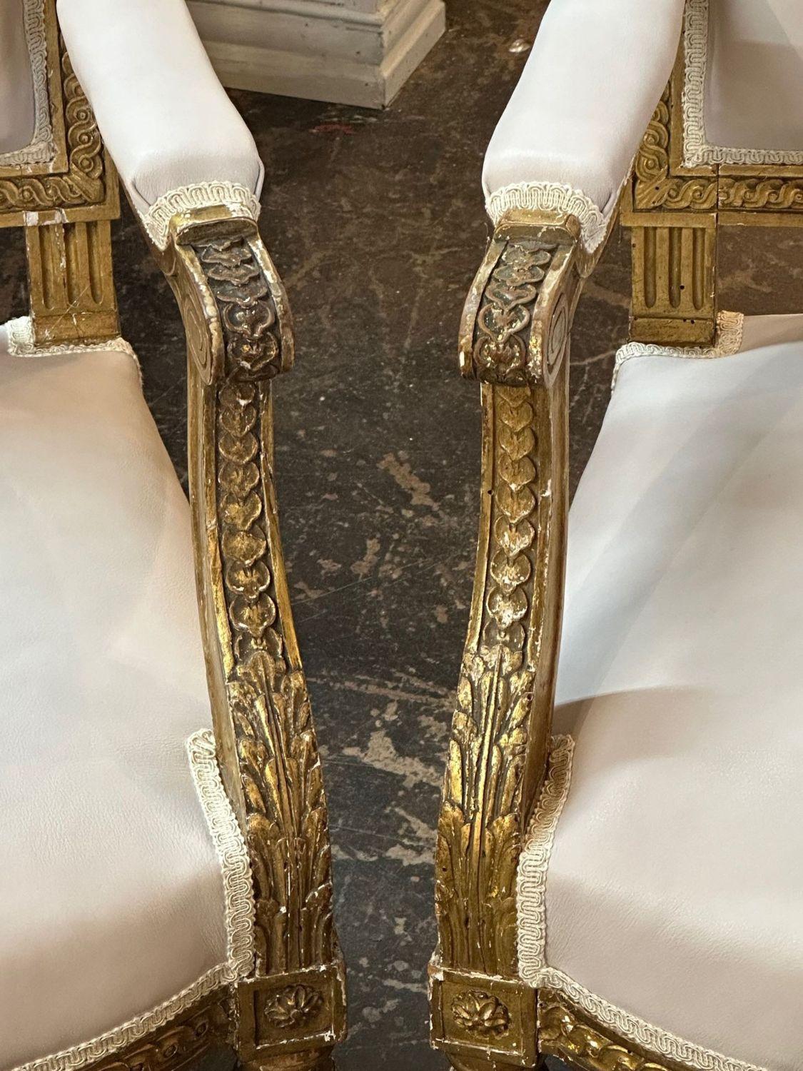 Paire de fauteuils français de style Louis XVI Bon état - En vente à Dallas, TX