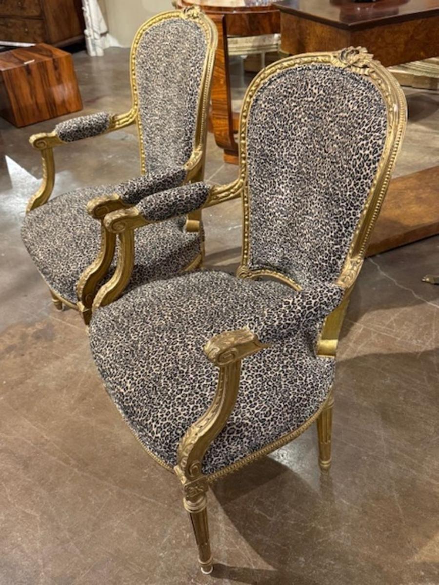 Paire de fauteuils français de style Louis XVI Bon état - En vente à Dallas, TX