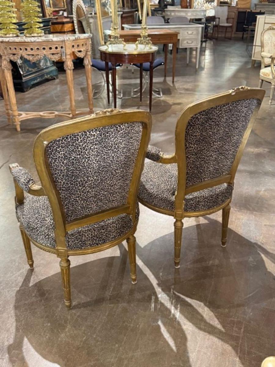 Milieu du XXe siècle Paire de fauteuils français de style Louis XVI en vente