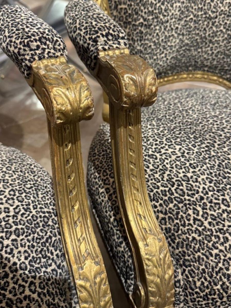 Paire de fauteuils français de style Louis XVI en vente 1