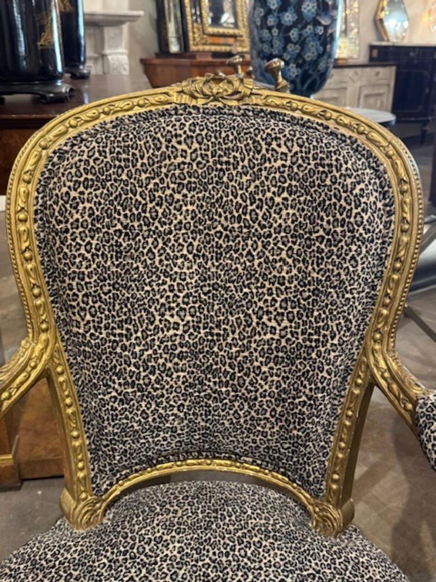Paire de fauteuils français de style Louis XVI en vente 2