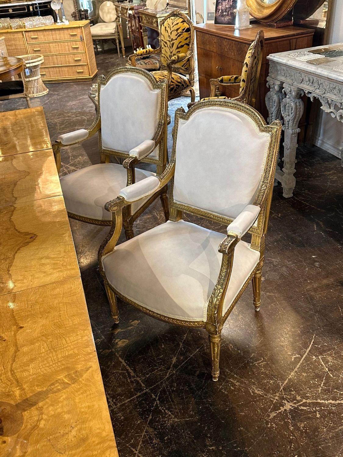 Paire de fauteuils français de style Louis XVI en vente 3