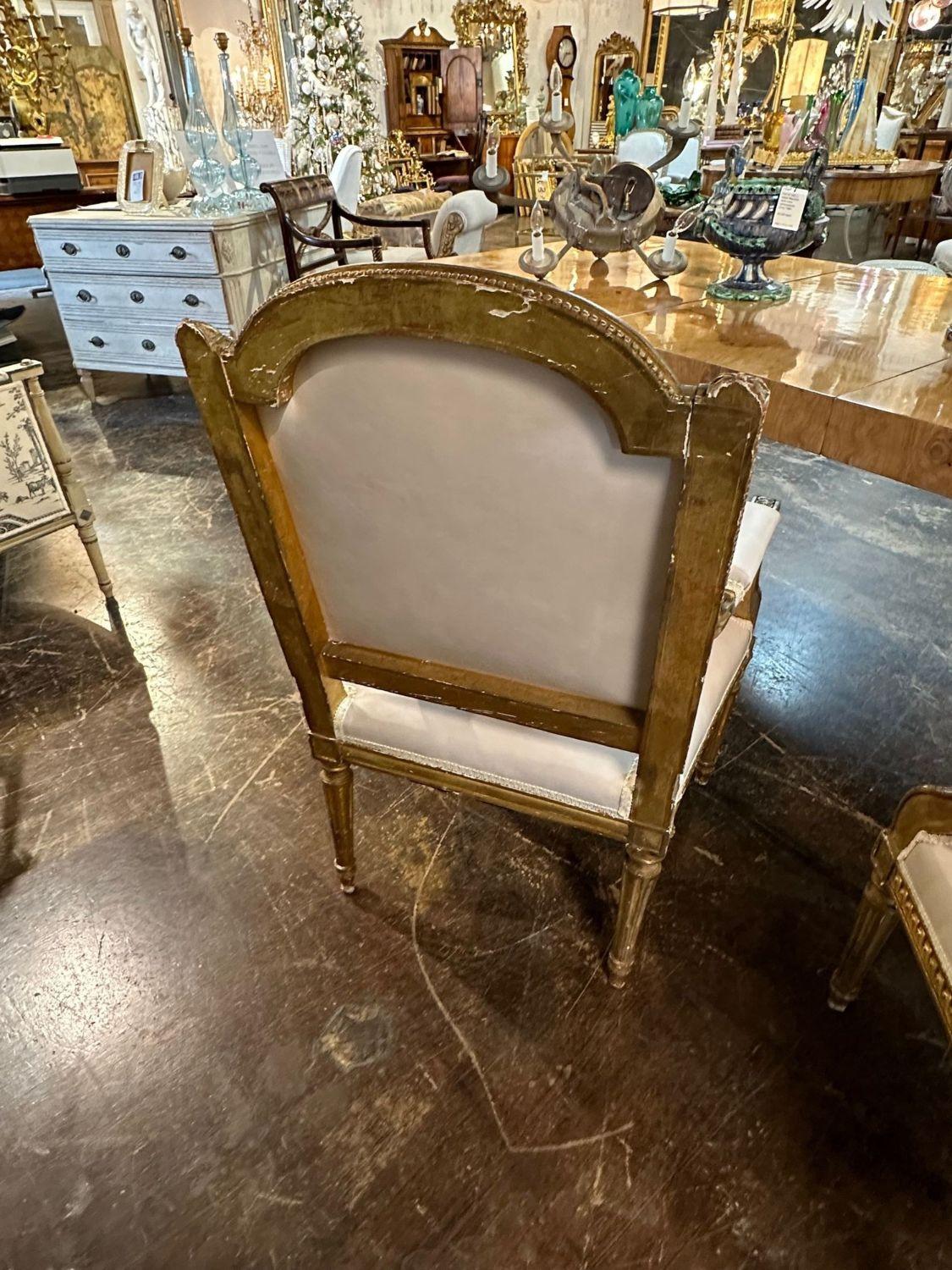 Paire de fauteuils français de style Louis XVI en vente 4