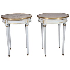 Paire de tables de chevet Guéridon Louis XVI laquées bleu et à plateau de marbre blanc
