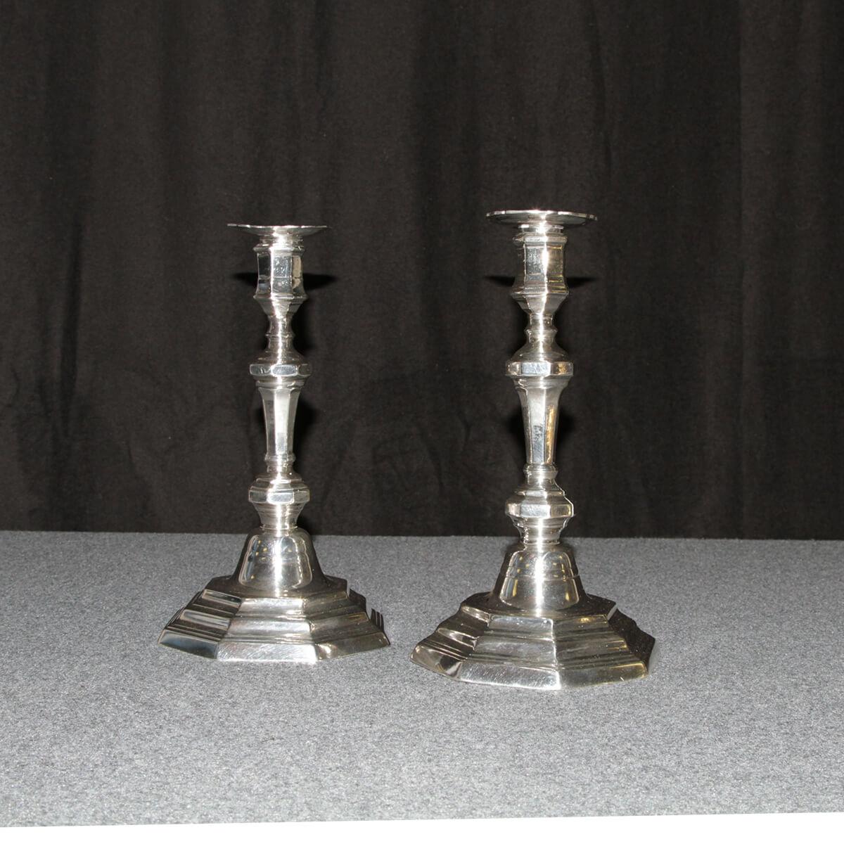 A fine and rare pair of French Louis XVI silvered bronze candlesticks. 
The seemed sticks with a bright polished finish and with removable bobeches.

France, ca 1780

Dimensions: 10