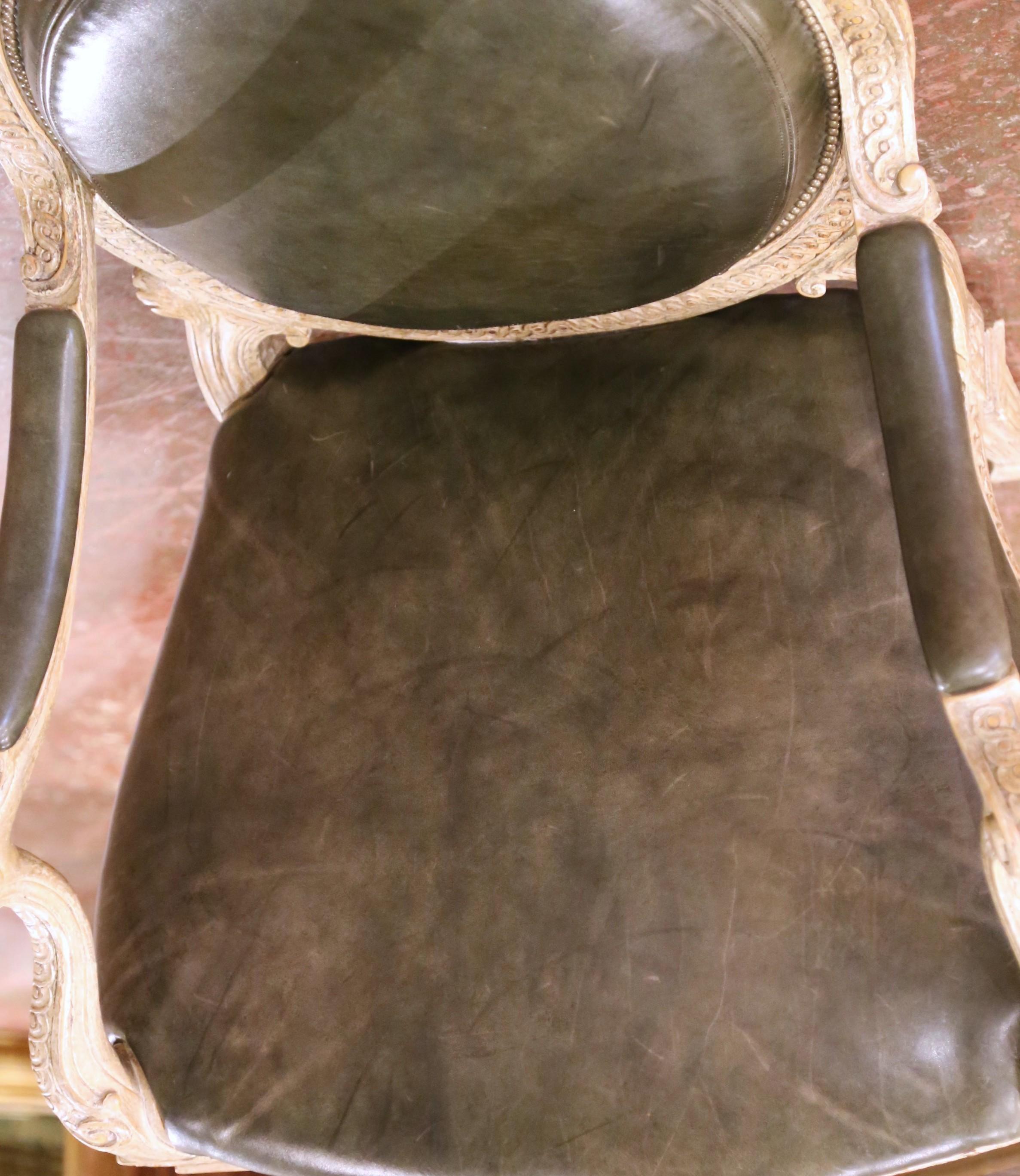 Paire de Fauteuils Louis XVI en chêne sculpté et peint avec tapisserie en cuir en vente 3