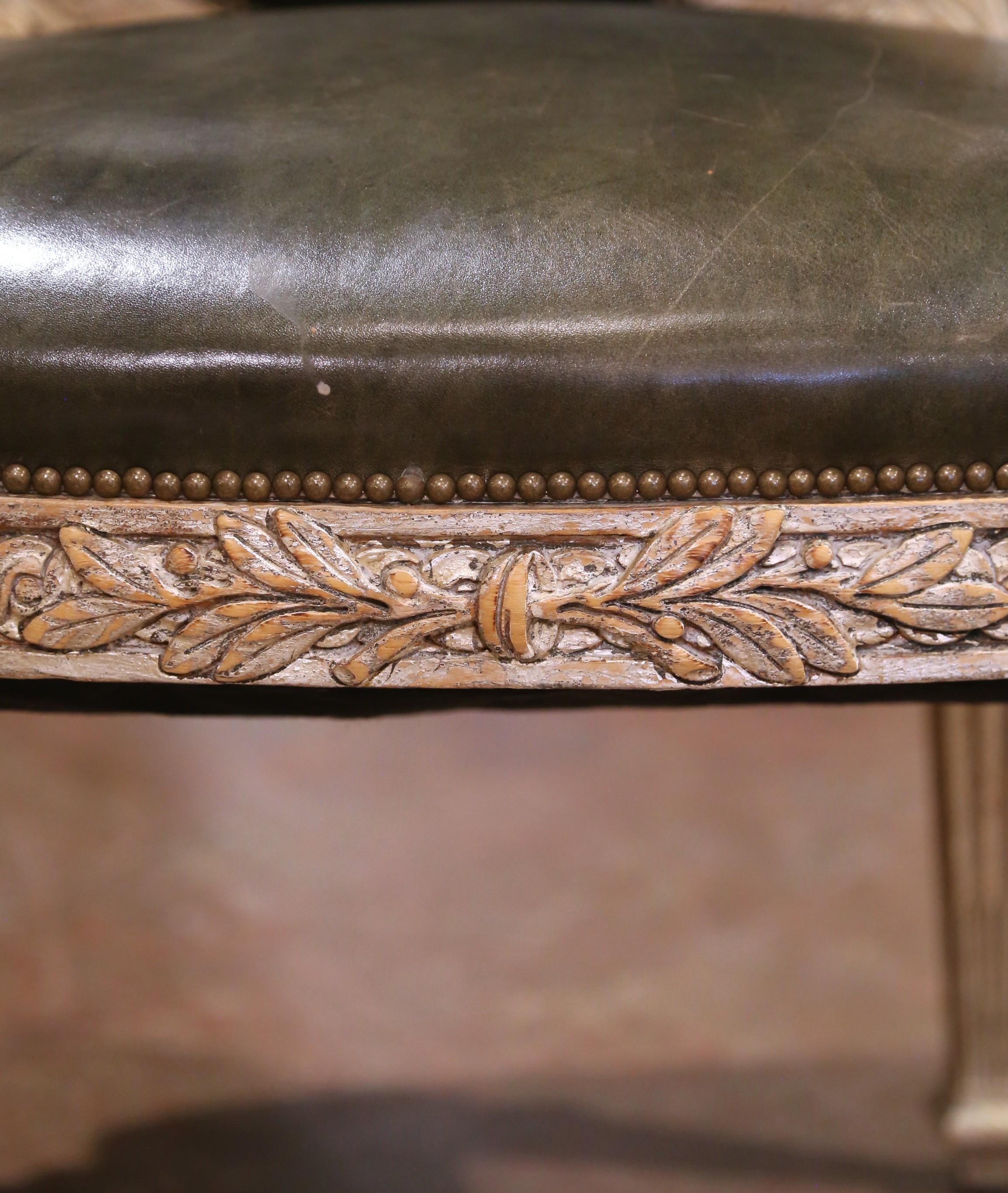Paire de Fauteuils Louis XVI en chêne sculpté et peint avec tapisserie en cuir en vente 4