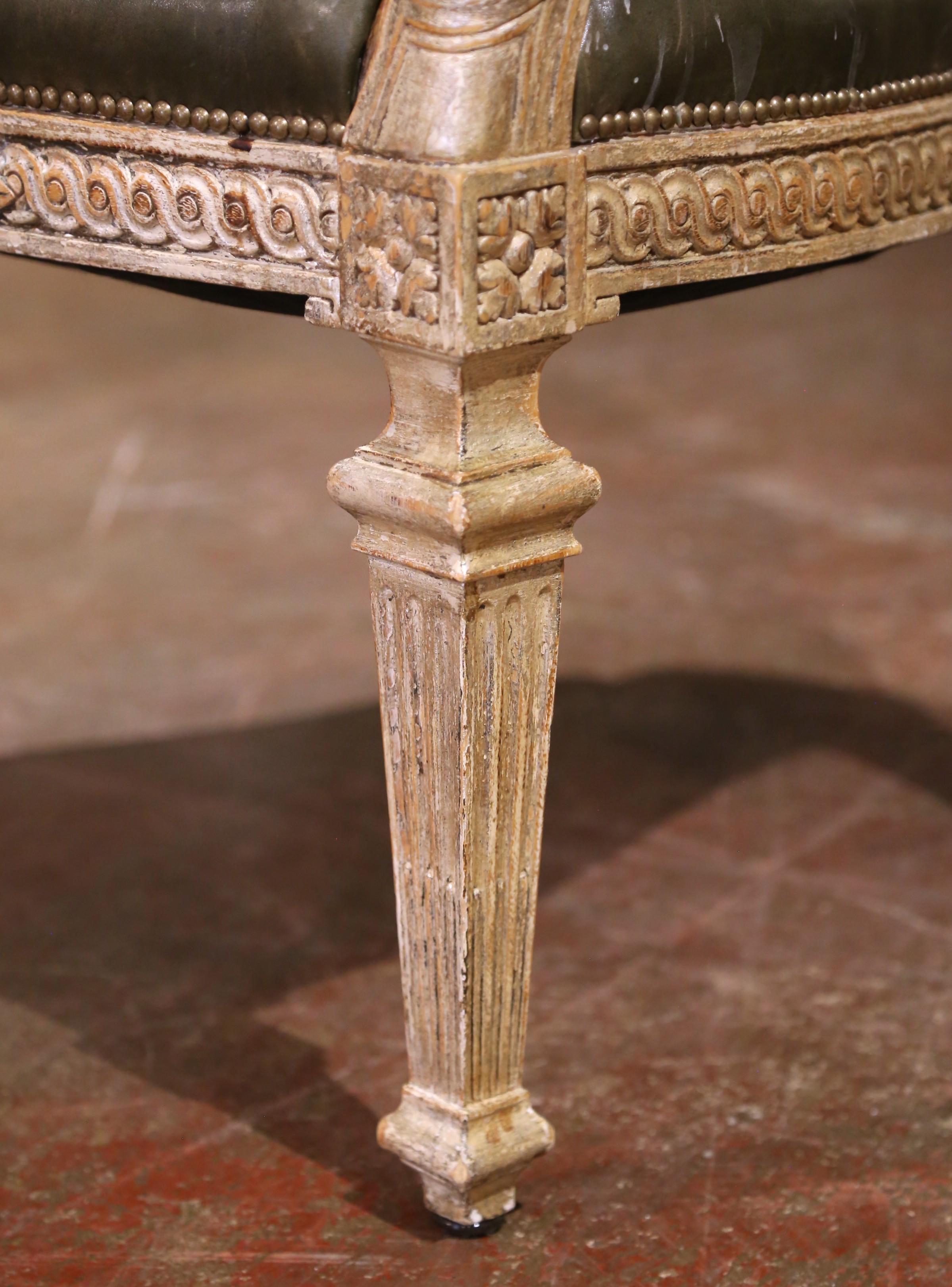 Paire de Fauteuils Louis XVI en chêne sculpté et peint avec tapisserie en cuir en vente 5