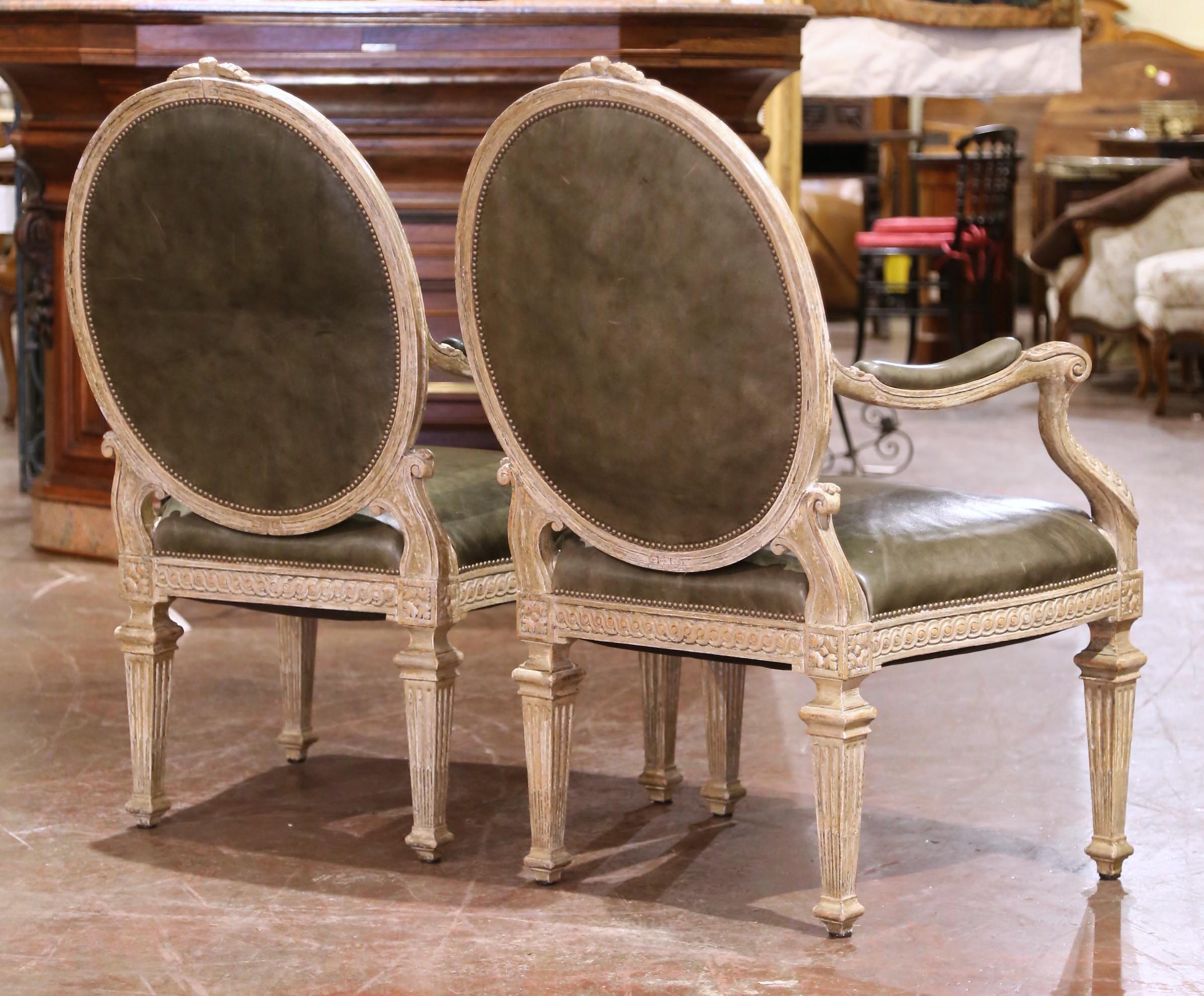 Paire de Fauteuils Louis XVI en chêne sculpté et peint avec tapisserie en cuir en vente 6
