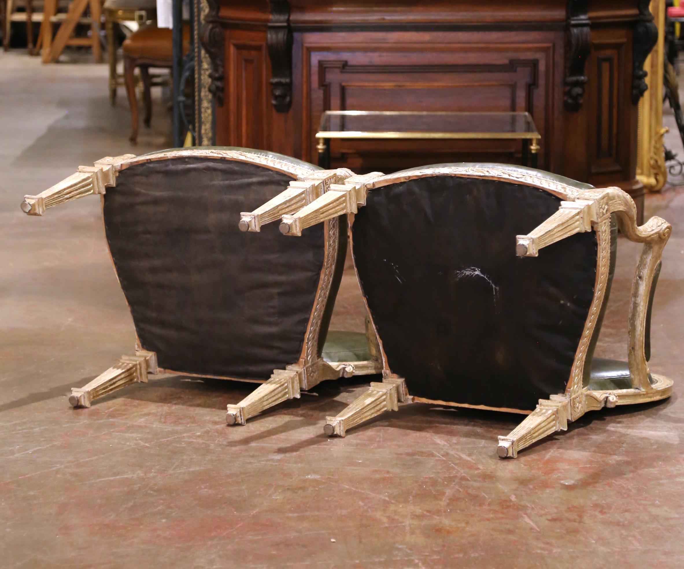 Paire de Fauteuils Louis XVI en chêne sculpté et peint avec tapisserie en cuir en vente 7