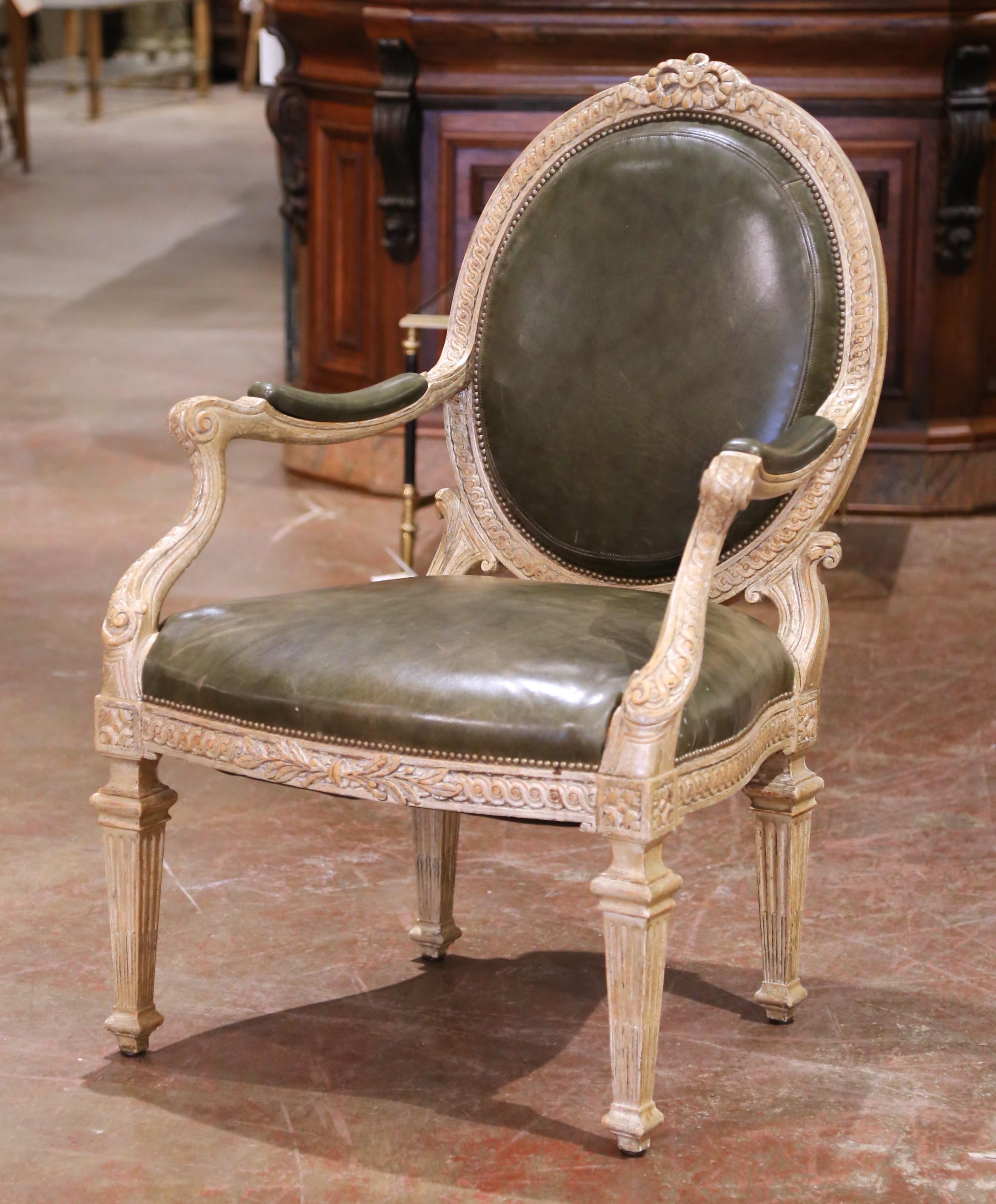 Français Paire de Fauteuils Louis XVI en chêne sculpté et peint avec tapisserie en cuir en vente