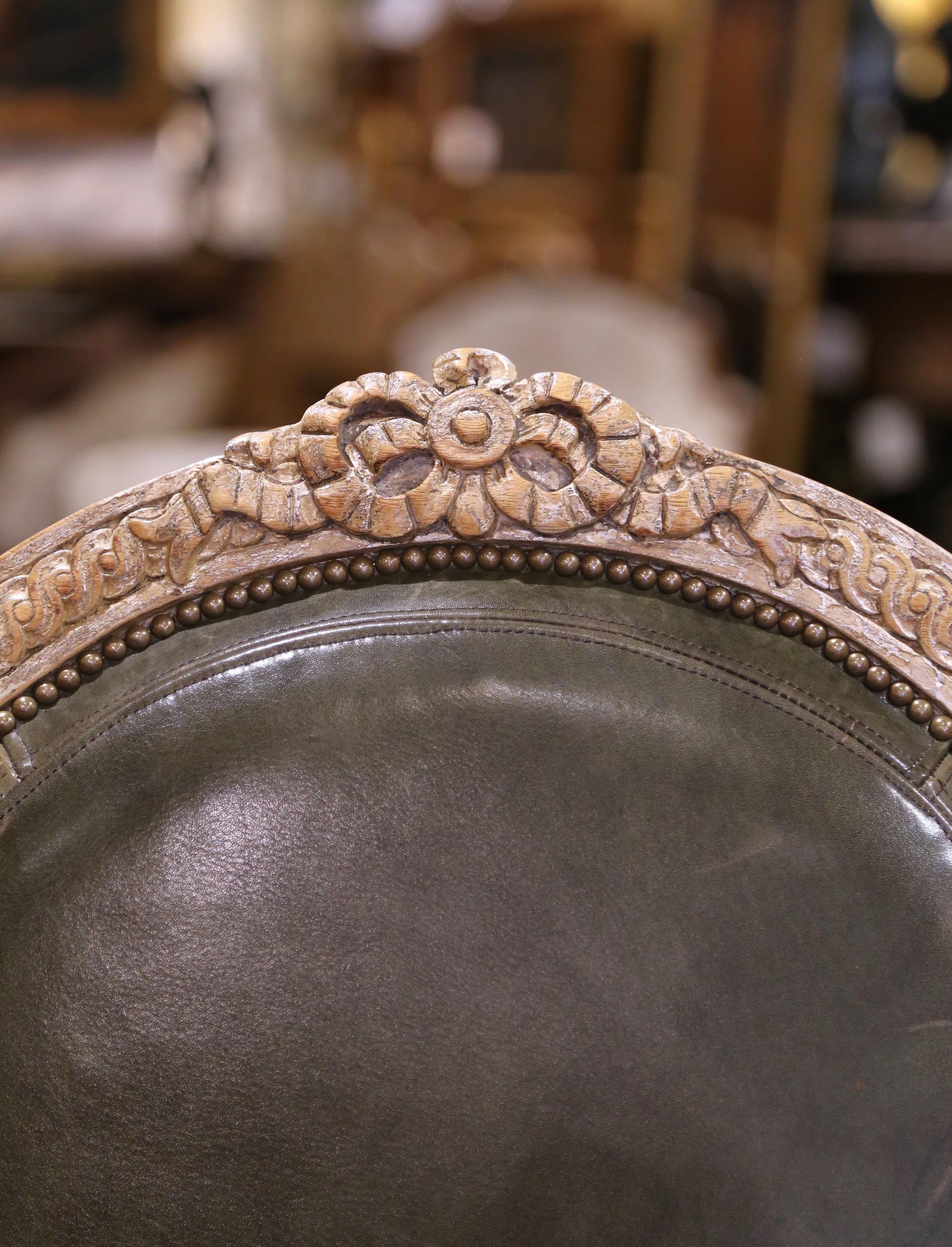 Sculpté à la main Paire de Fauteuils Louis XVI en chêne sculpté et peint avec tapisserie en cuir en vente