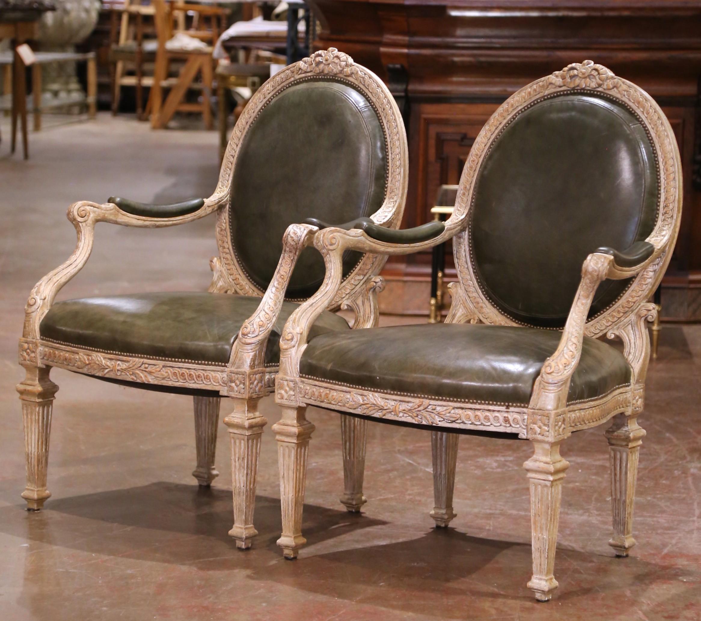 Paire de Fauteuils Louis XVI en chêne sculpté et peint avec tapisserie en cuir Excellent état - En vente à Dallas, TX