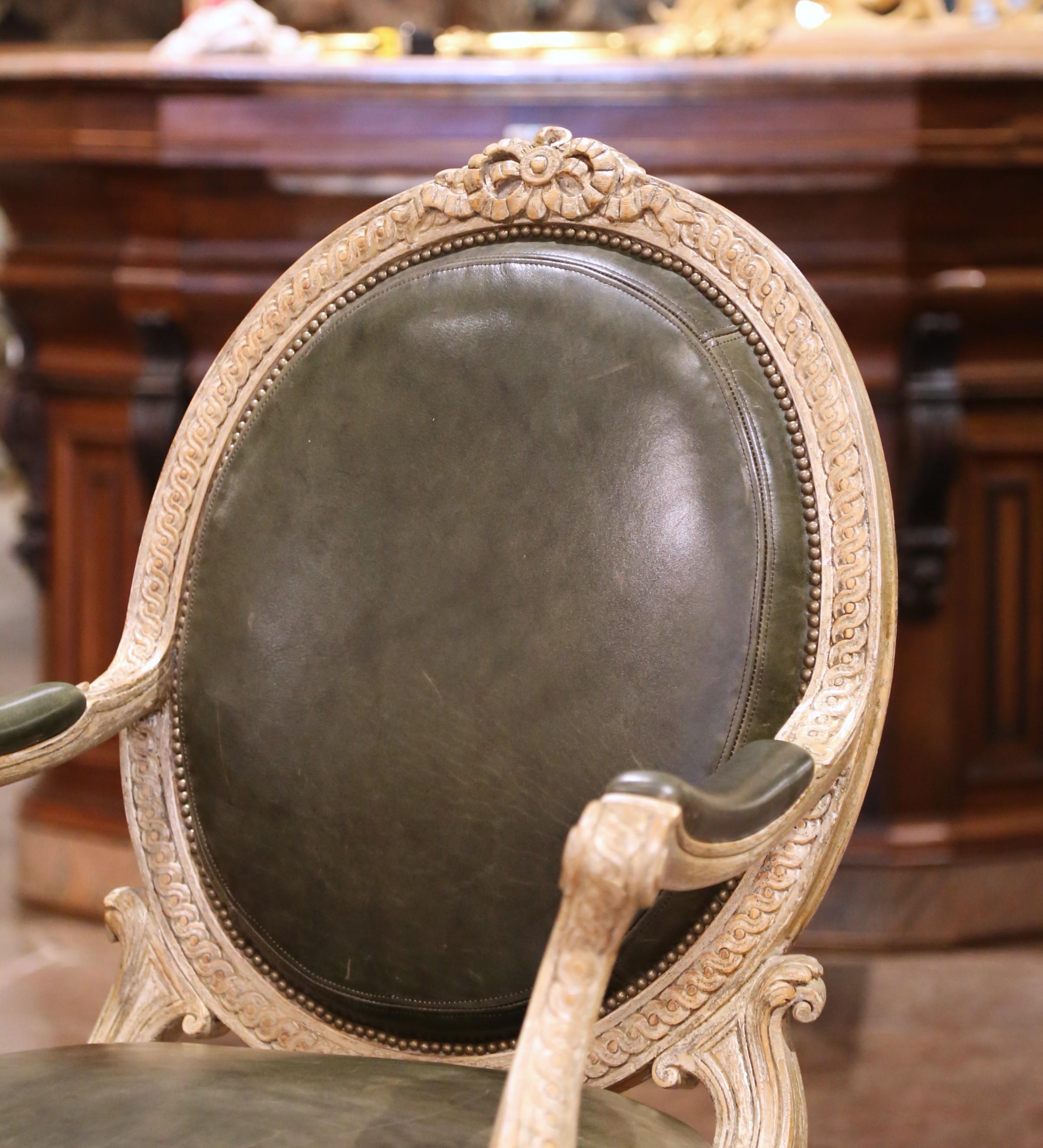20ième siècle Paire de Fauteuils Louis XVI en chêne sculpté et peint avec tapisserie en cuir en vente