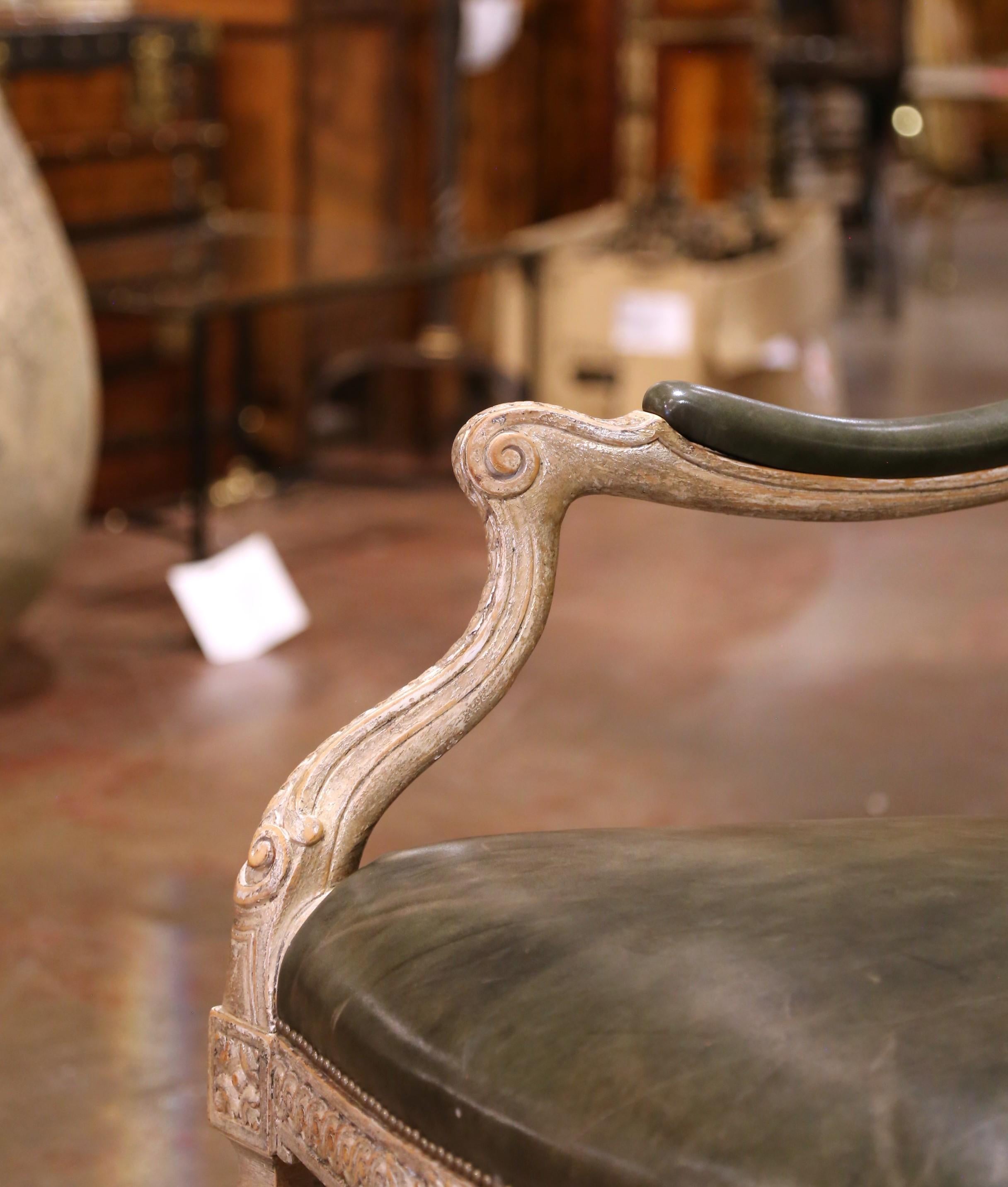 Cuir Paire de Fauteuils Louis XVI en chêne sculpté et peint avec tapisserie en cuir en vente