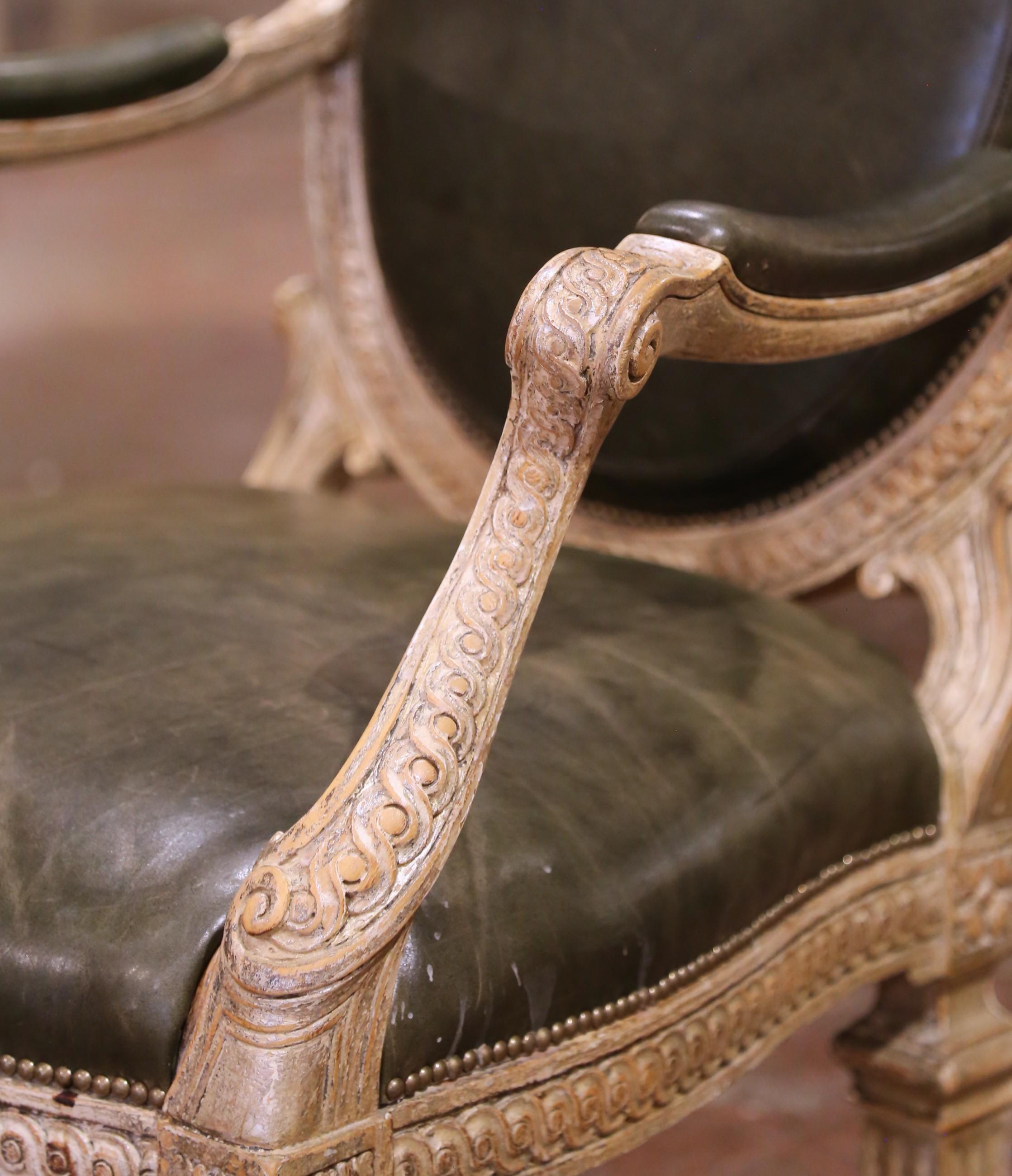 Paire de Fauteuils Louis XVI en chêne sculpté et peint avec tapisserie en cuir en vente 1