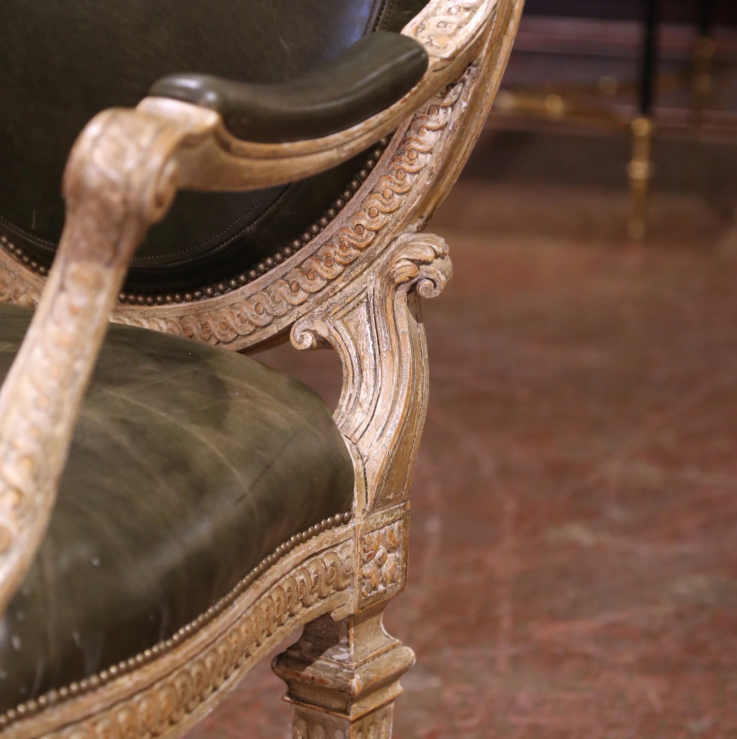 Paire de Fauteuils Louis XVI en chêne sculpté et peint avec tapisserie en cuir en vente 2