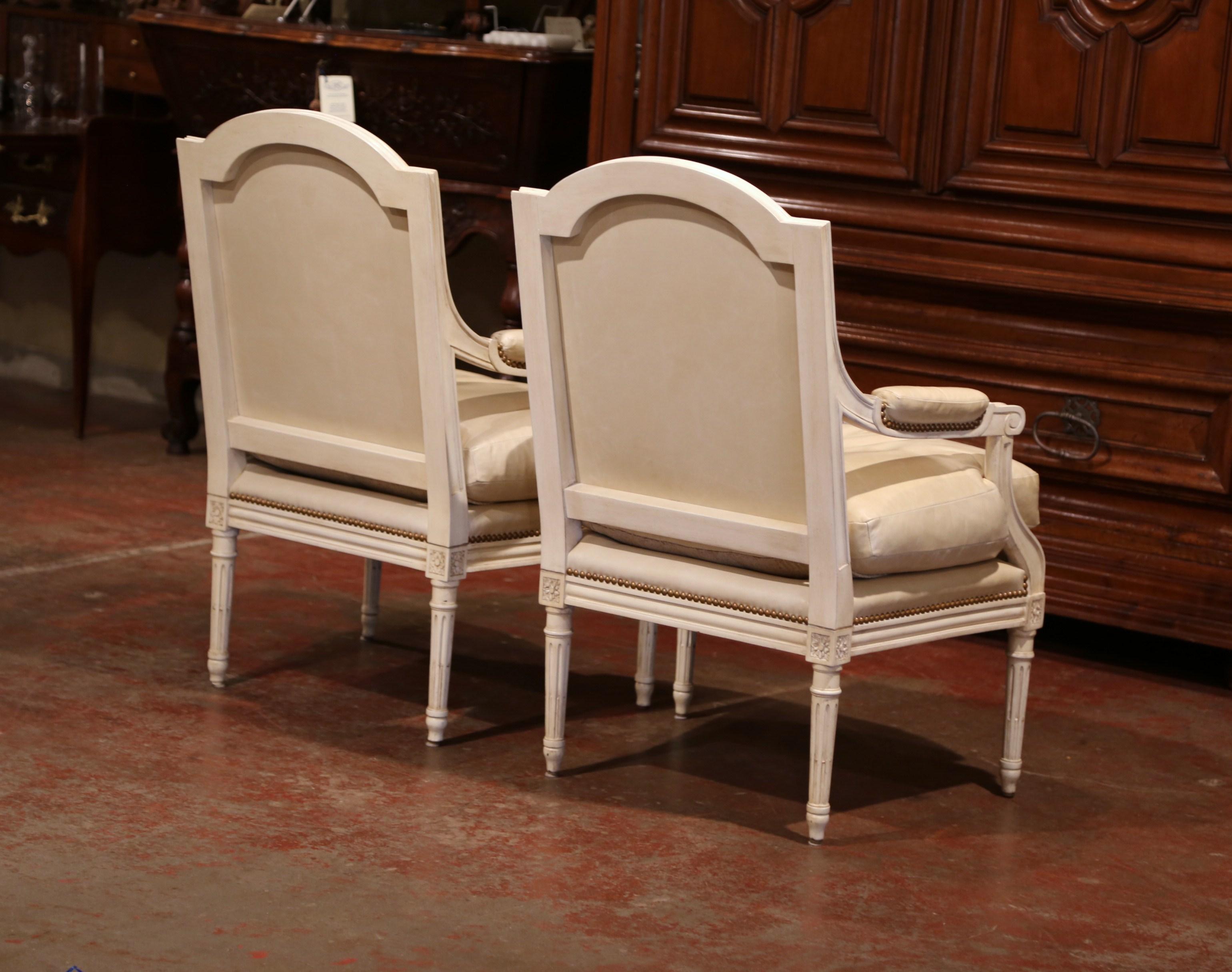 Pair of French Louis XVI Carved Painted Armchairs with Beige Leather Upholstery (Leder)