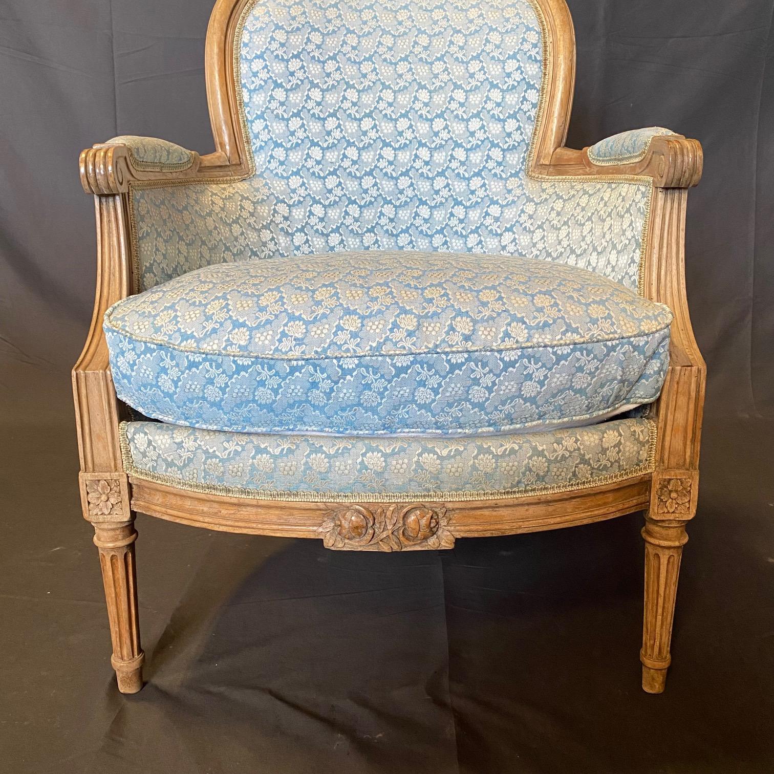 Early 20th Century Pair of French Louis XVI Cerused Bergères Chairs with Blue & White Upholstery