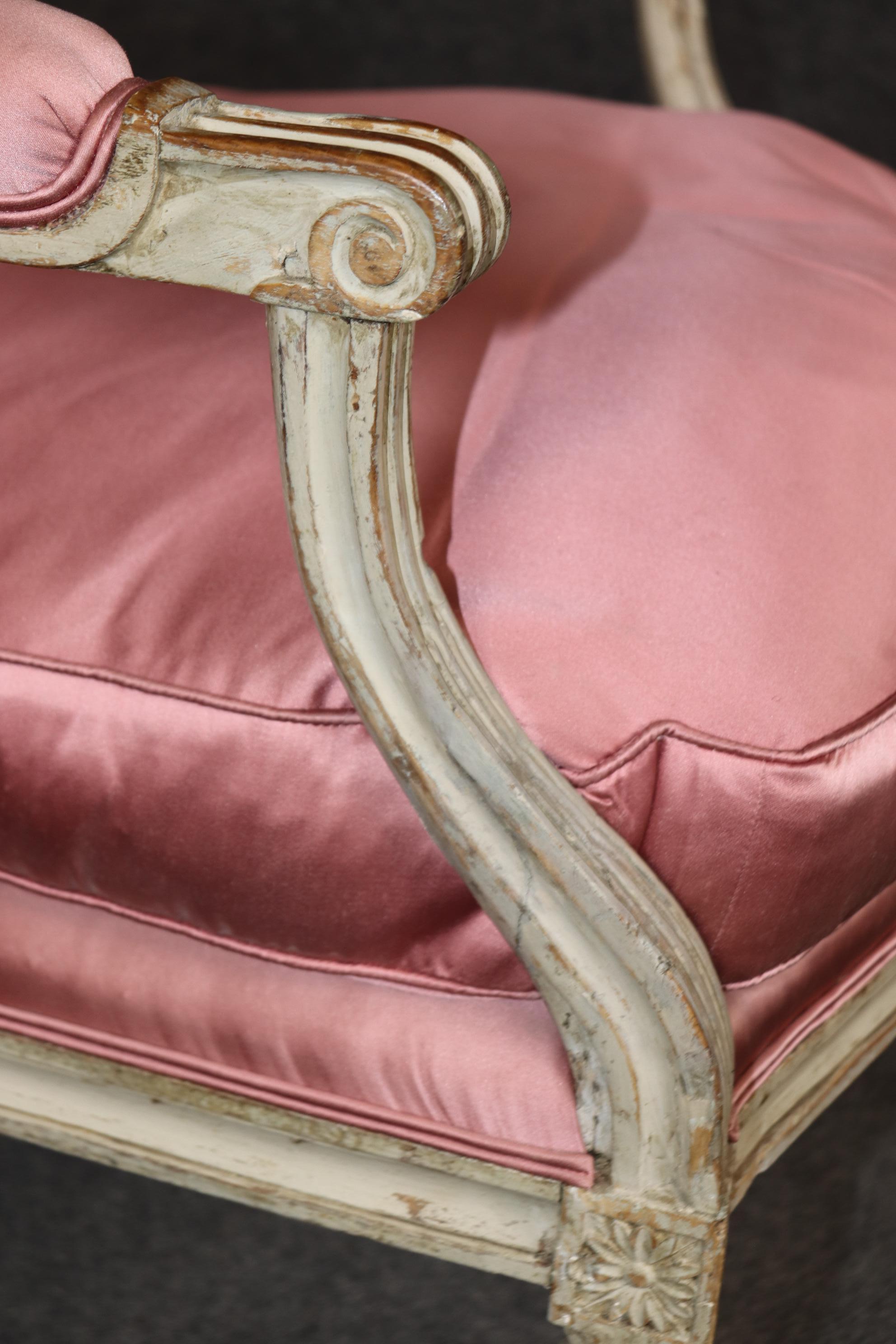 Pareja de sillones franceses Luis XVI pintados y envejecidos del siglo XVIII en venta 4