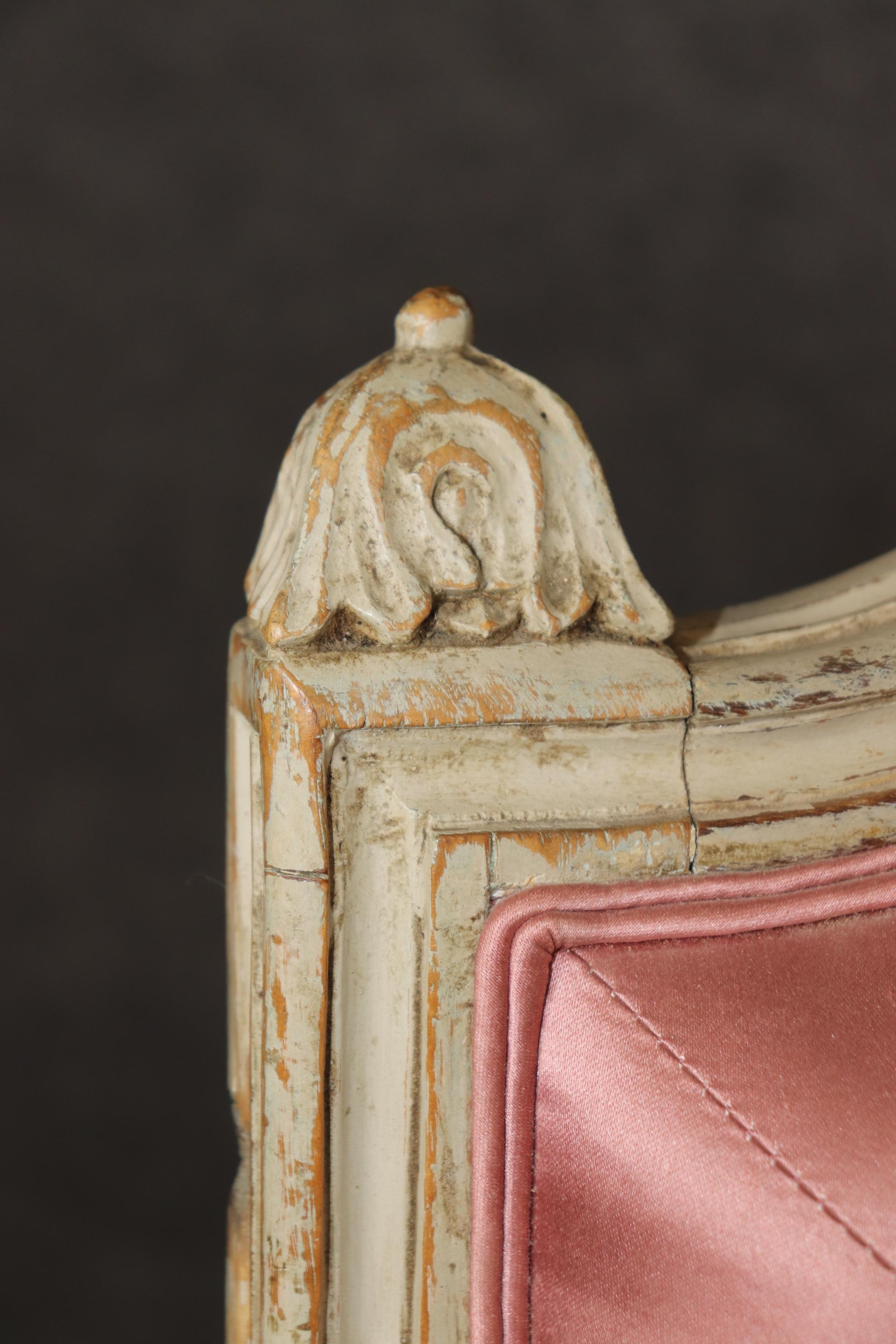Pareja de sillones franceses Luis XVI pintados y envejecidos del siglo XVIII en venta 5