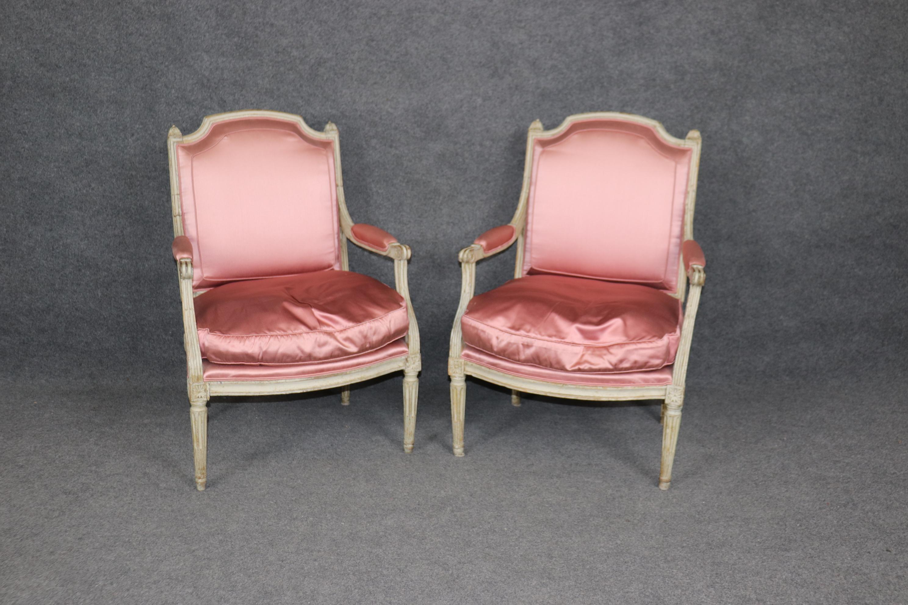 Se trata de una fantástica pareja de sillones firmados por Jean Baptiste Lebarge de la década de 1780. Las sillas están en buen estado de antigüedad, con su acabado original pintado envejecido y una bonita tapicería de seda rosa. La tapicería sigue