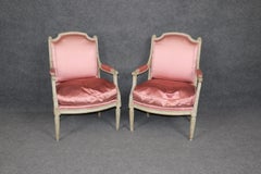 Pareja de sillones franceses Luis XVI pintados y envejecidos del siglo XVIII