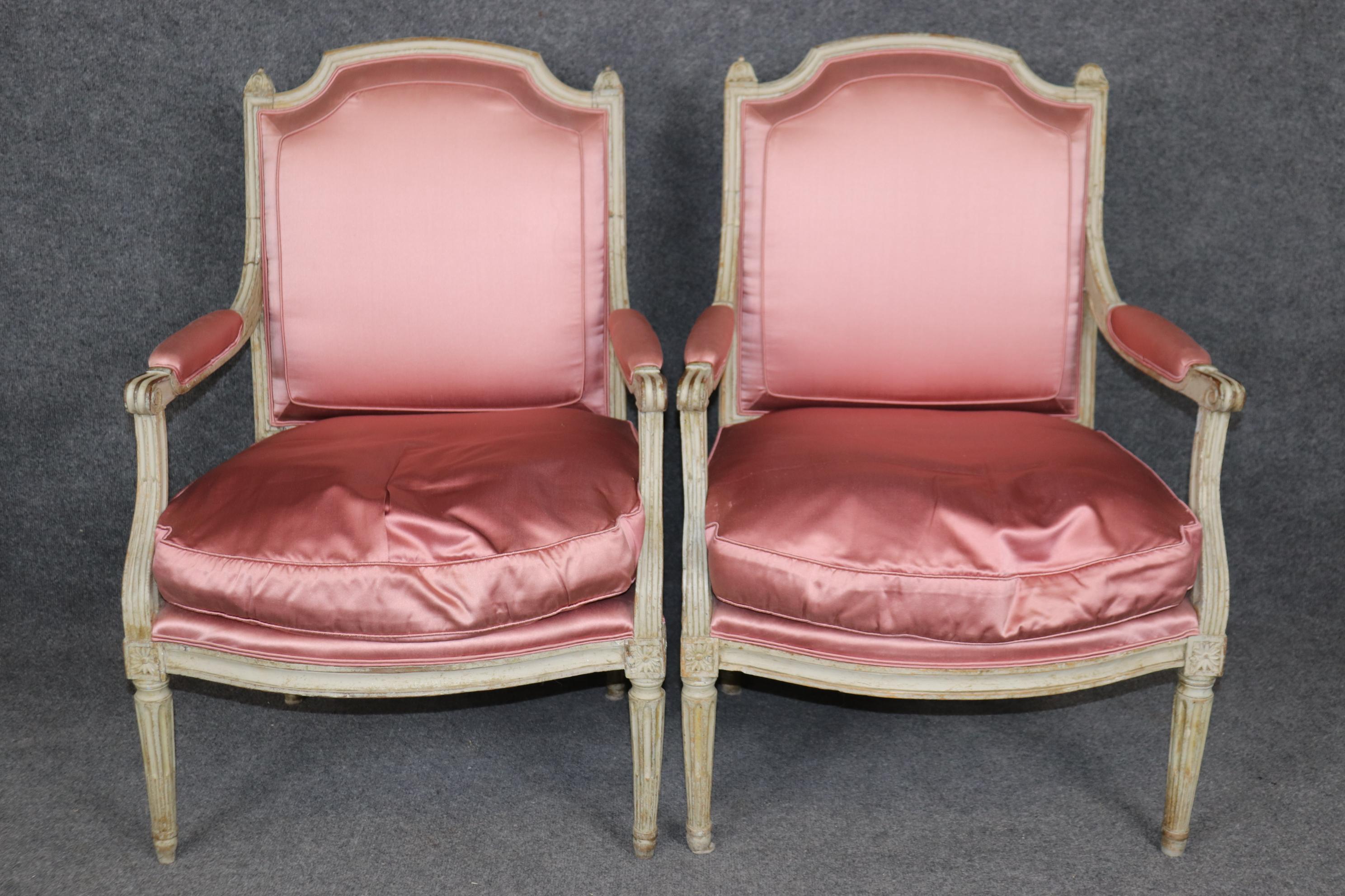 Pareja de sillones franceses Luis XVI pintados y envejecidos del siglo XVIII Francés en venta