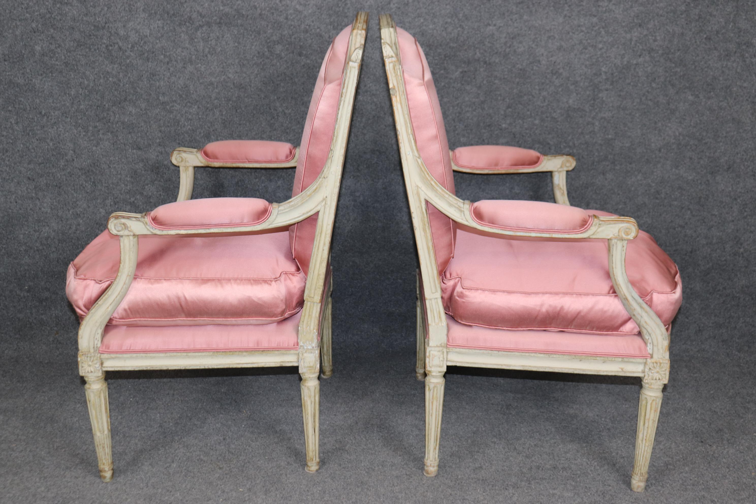 Pareja de sillones franceses Luis XVI pintados y envejecidos del siglo XVIII en Bueno estado para la venta en Swedesboro, NJ