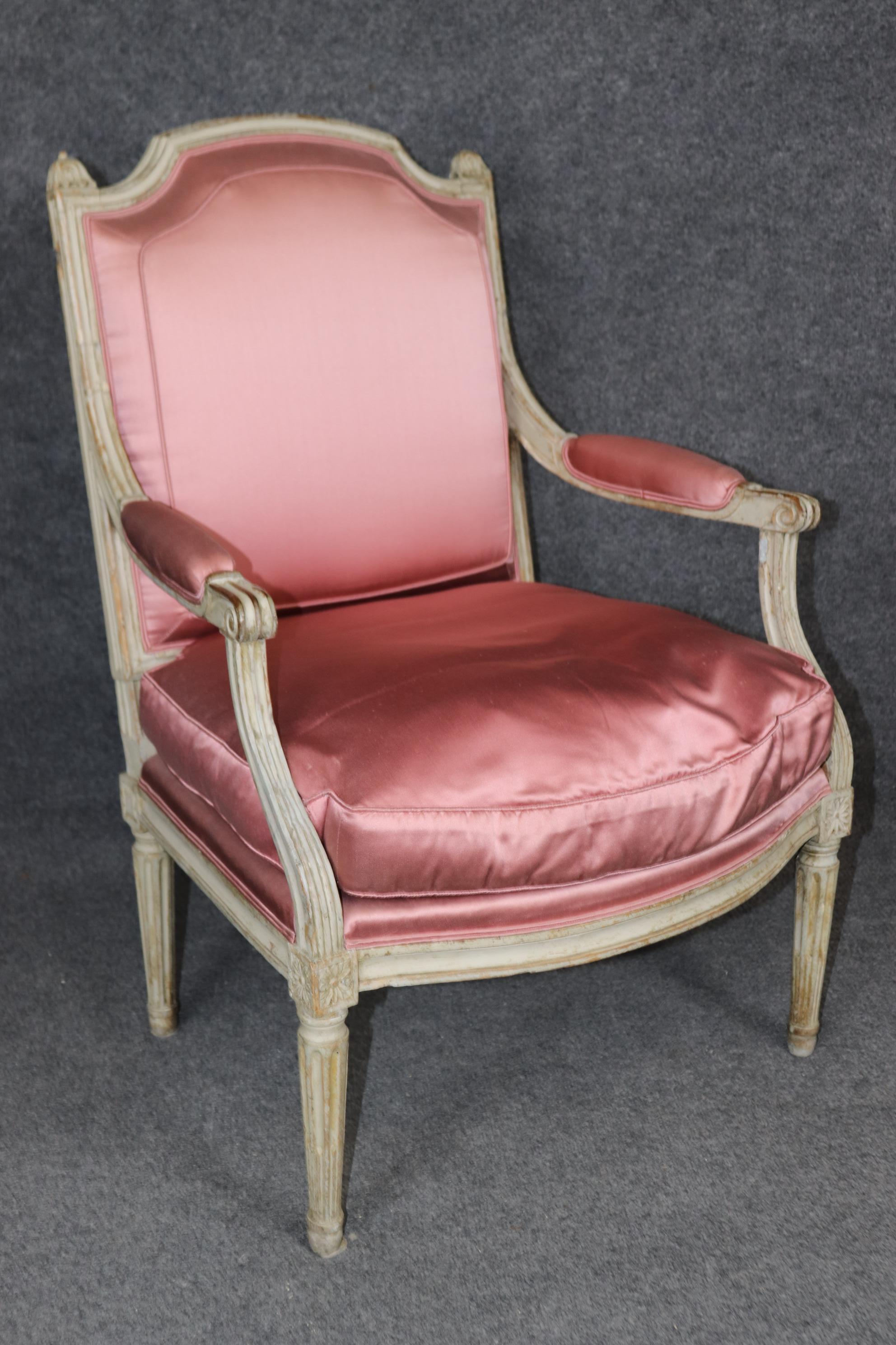 Pareja de sillones franceses Luis XVI pintados y envejecidos del siglo XVIII en venta 1