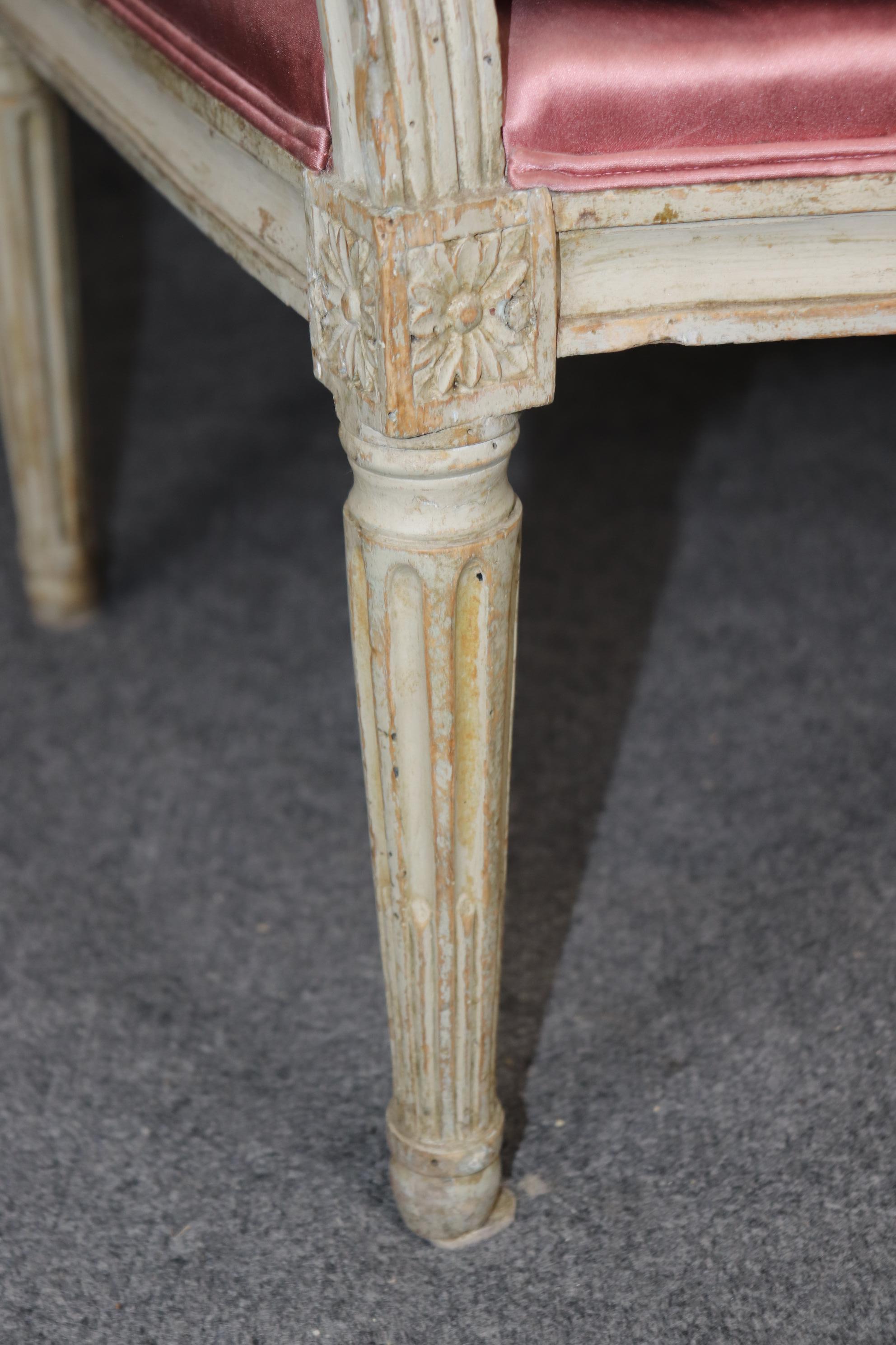 Pareja de sillones franceses Luis XVI pintados y envejecidos del siglo XVIII en venta 2