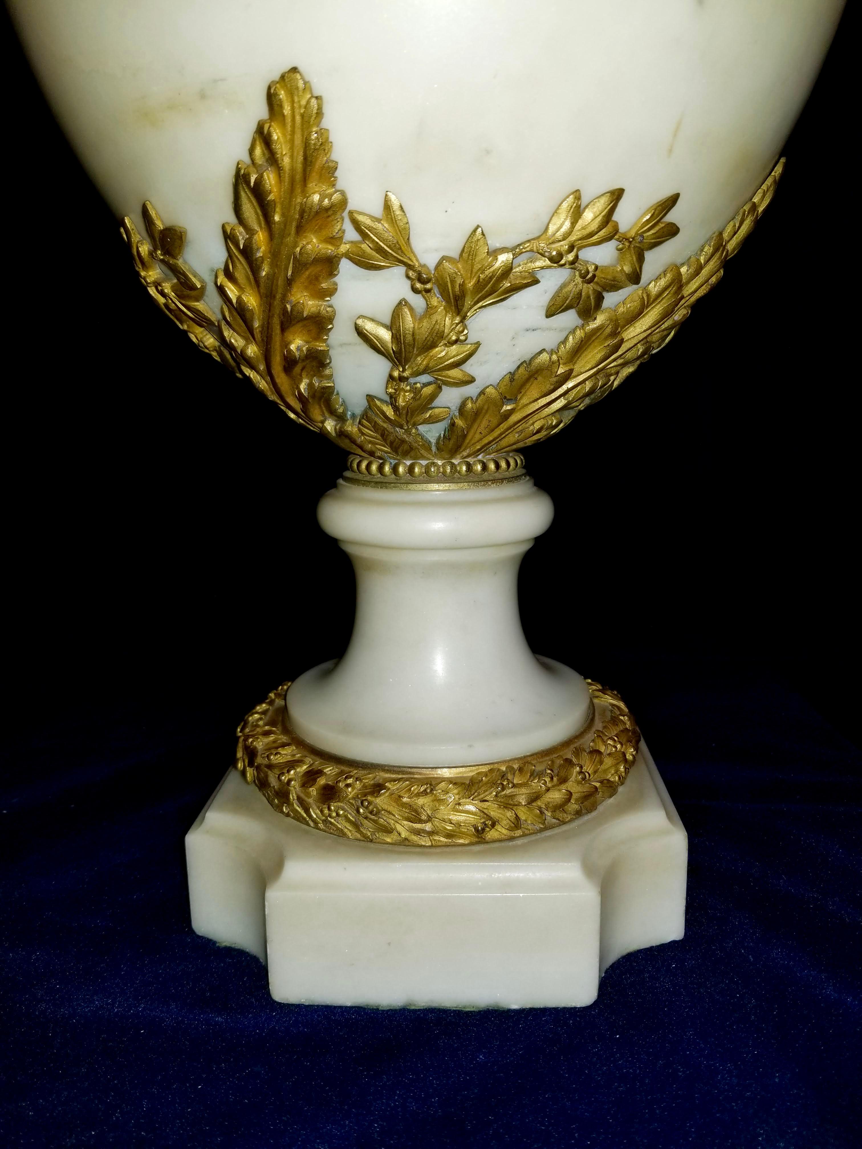 Paar französische Vasen mit Doré-Bronze und weißem Carrara-Marmor im Louis XVI-Stil im Angebot 7