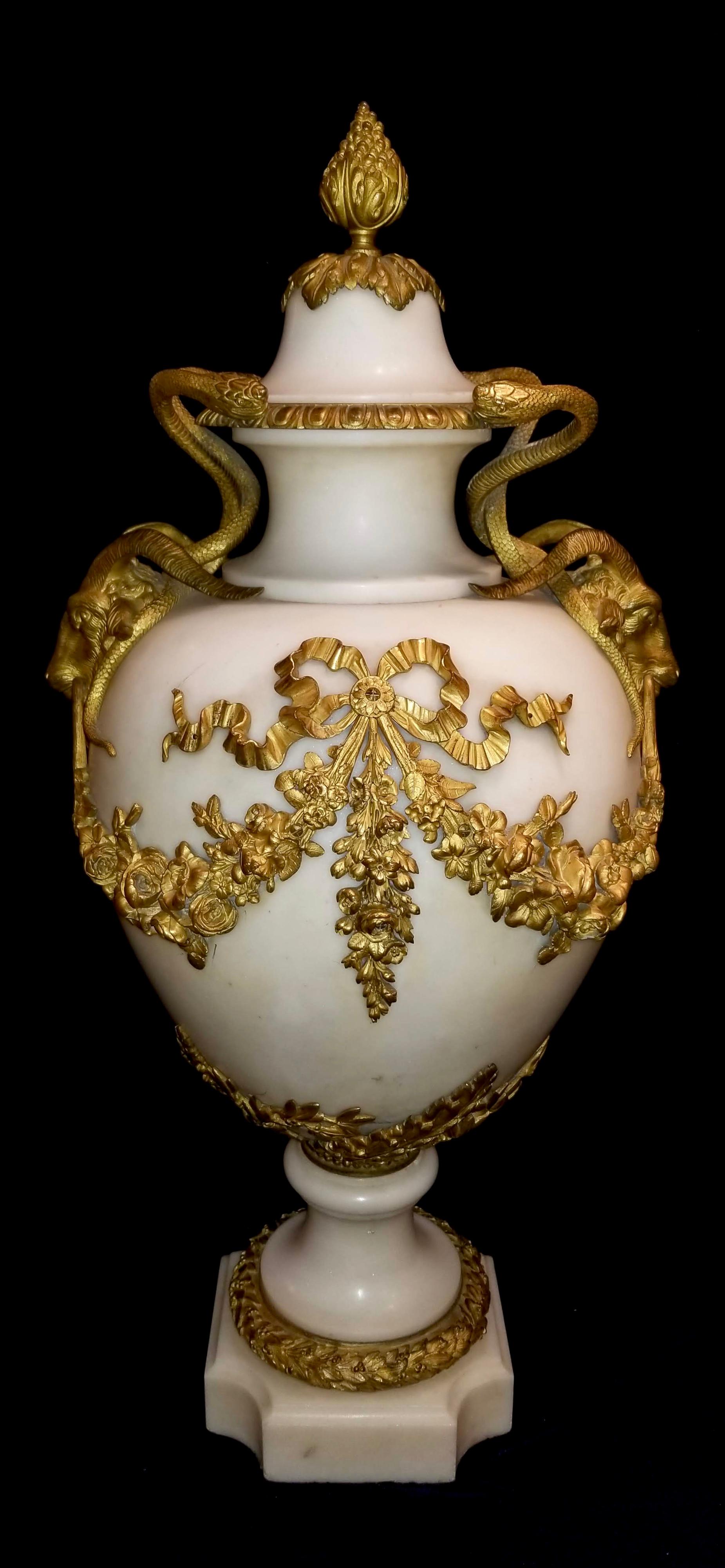 Paar französische Vasen mit Doré-Bronze und weißem Carrara-Marmor im Louis XVI-Stil (Louis XVI.) im Angebot