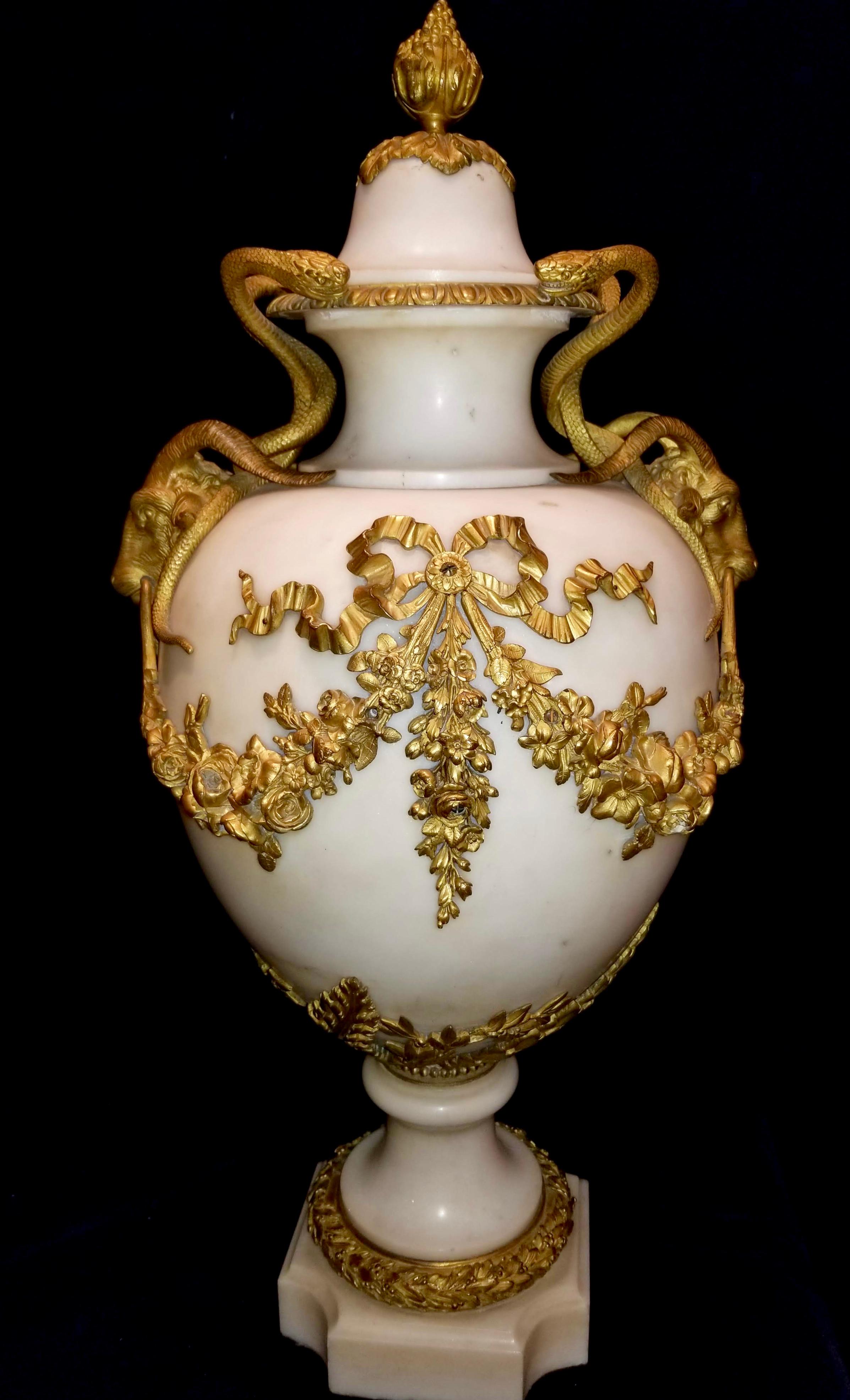 Paar französische Vasen mit Doré-Bronze und weißem Carrara-Marmor im Louis XVI-Stil (Französisch) im Angebot