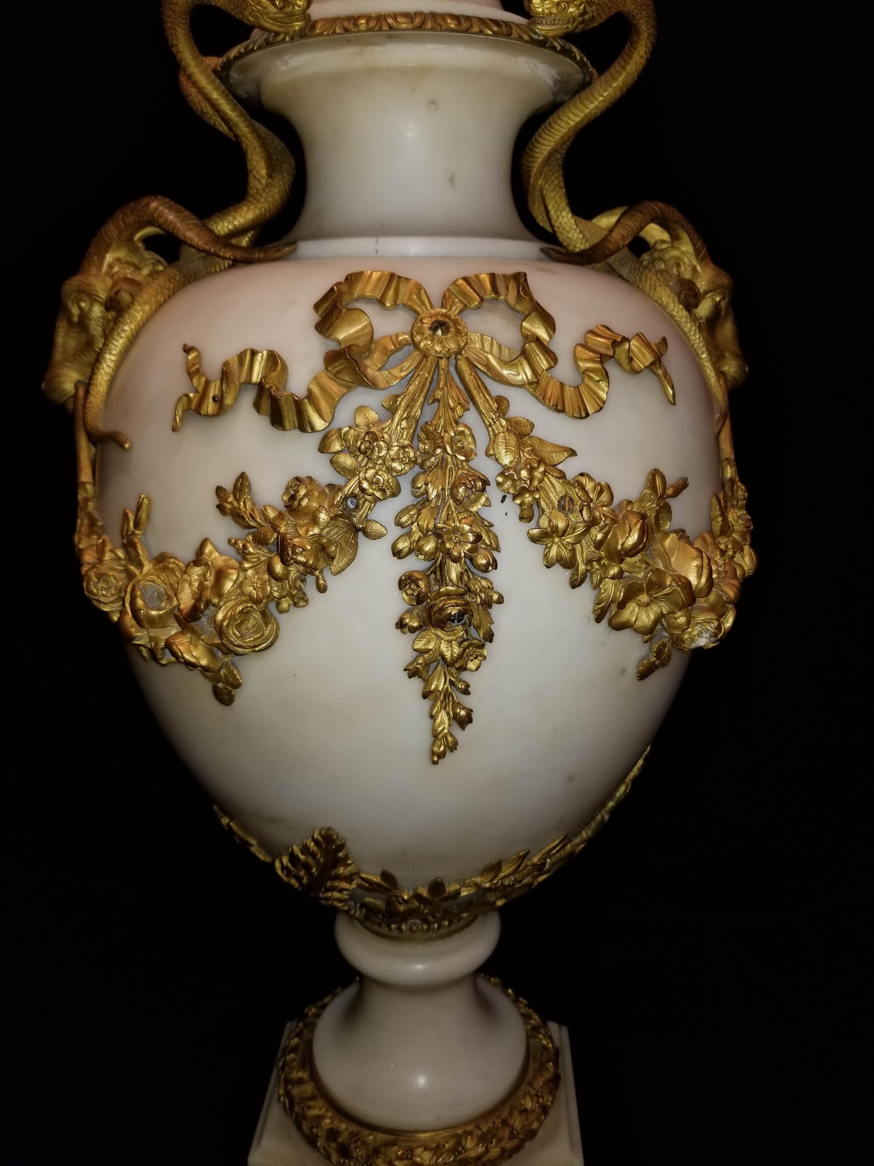 Paar französische Vasen mit Doré-Bronze und weißem Carrara-Marmor im Louis XVI-Stil (Vergoldet) im Angebot