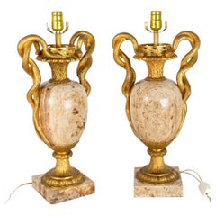 Paire de lampes en bronze doré de style Louis XVI avec poignées en forme de serpent vers 1870