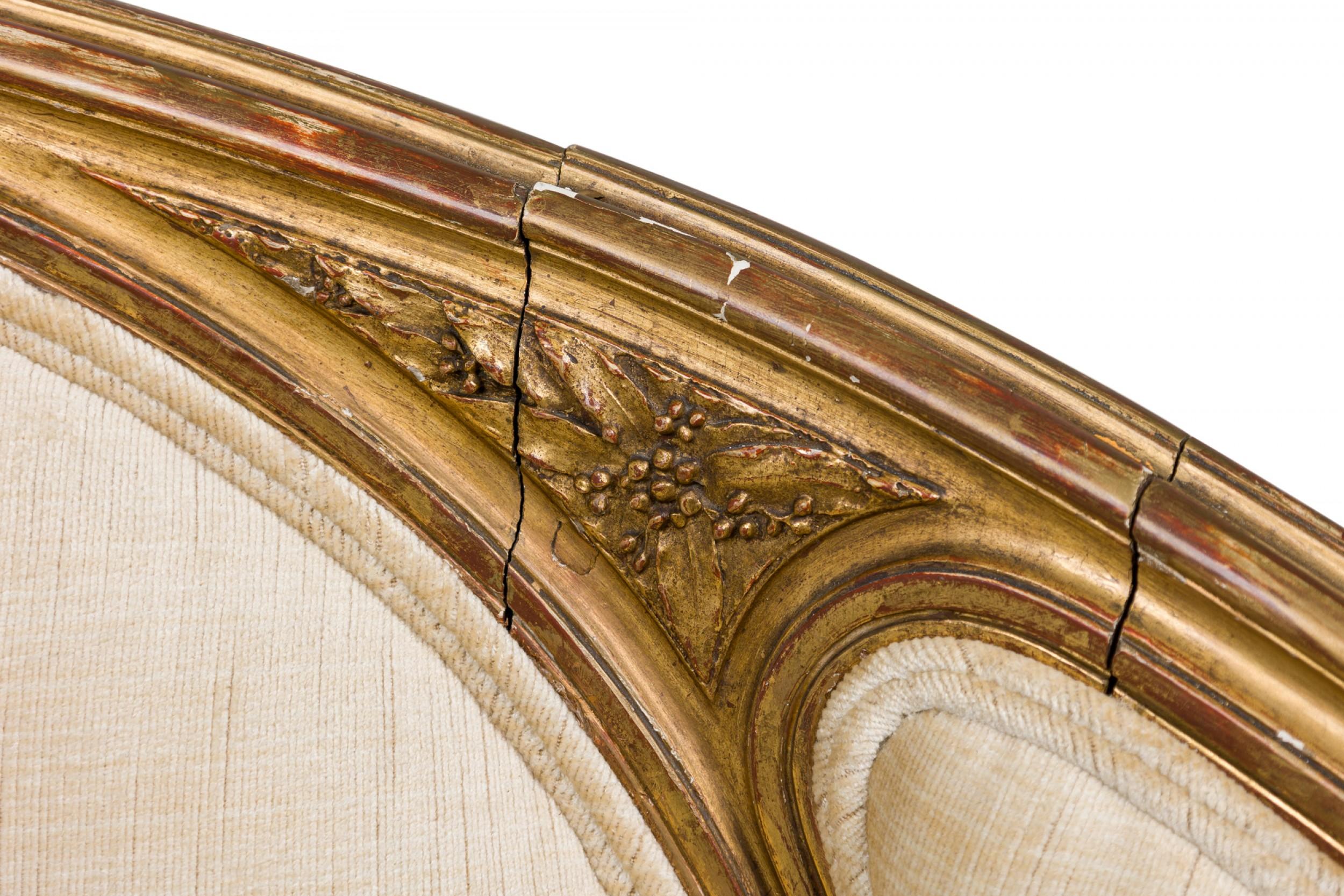 Paar französische gepolsterte Canapes/Settees aus vergoldetem Holz im Louis-XVI-Stil in Beige im Angebot 5