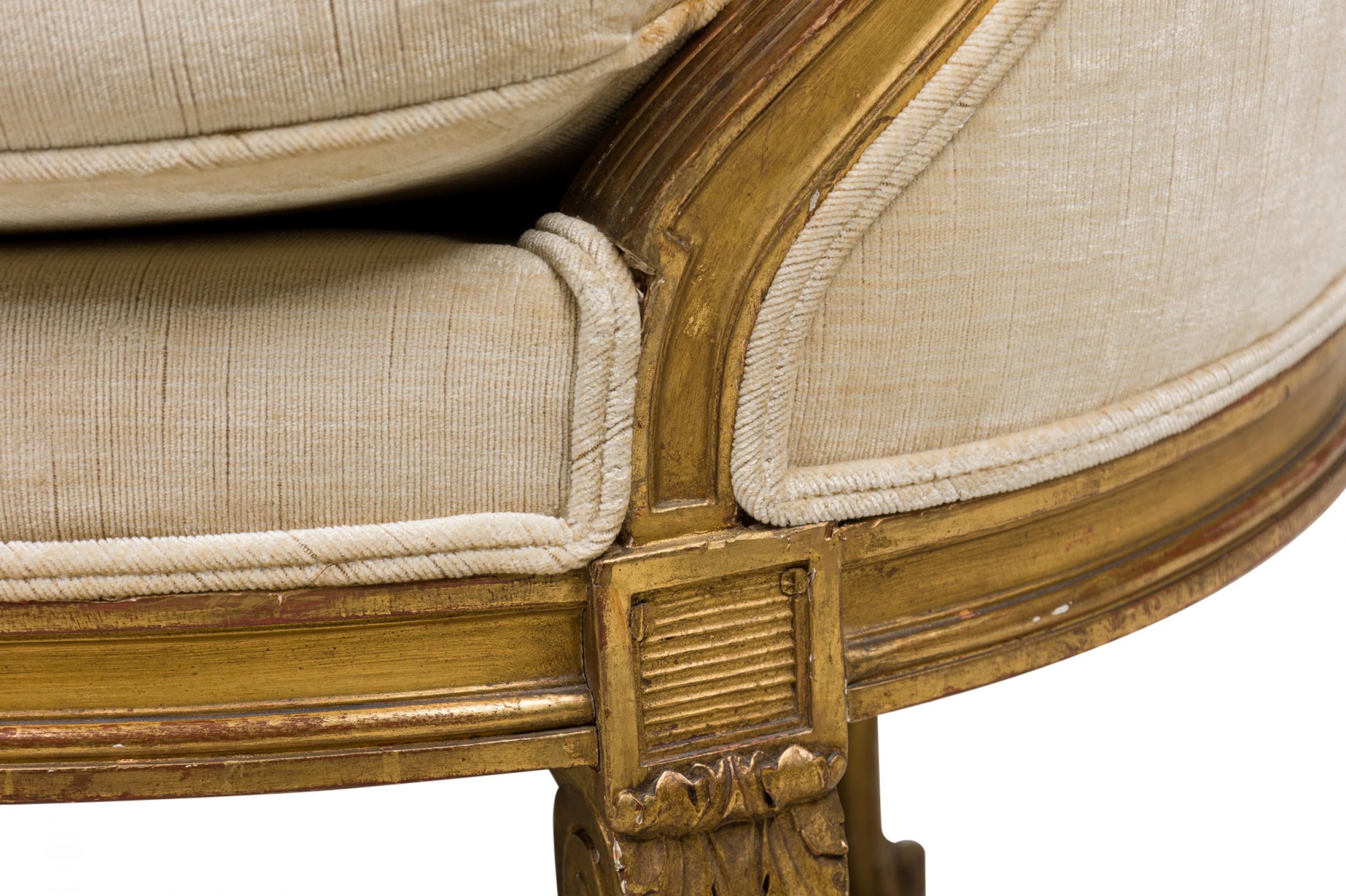 Paire de canapés / canapés français Louis XVI en bois doré et tapissés de beige en vente 11