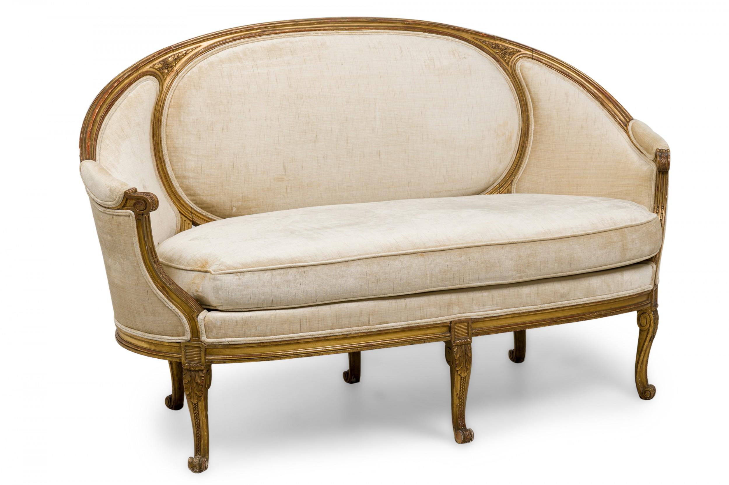 Paar französische gepolsterte Canapes/Settees aus vergoldetem Holz im Louis-XVI-Stil in Beige (Louis XVI.) im Angebot