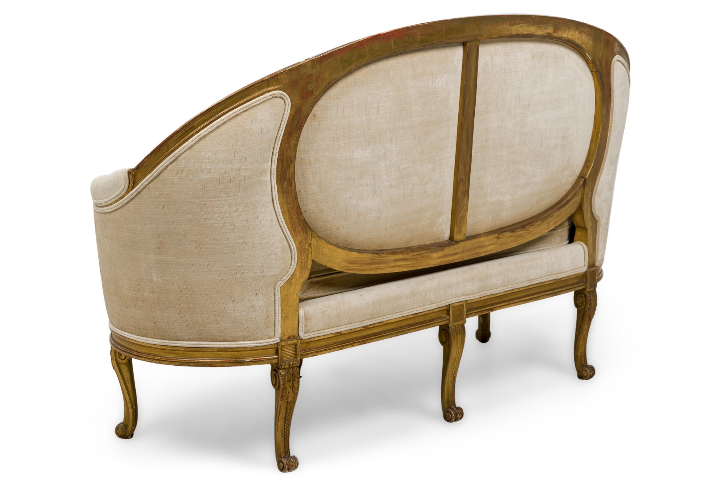 Paire de canapés / canapés français Louis XVI en bois doré et tapissés de beige en vente 1