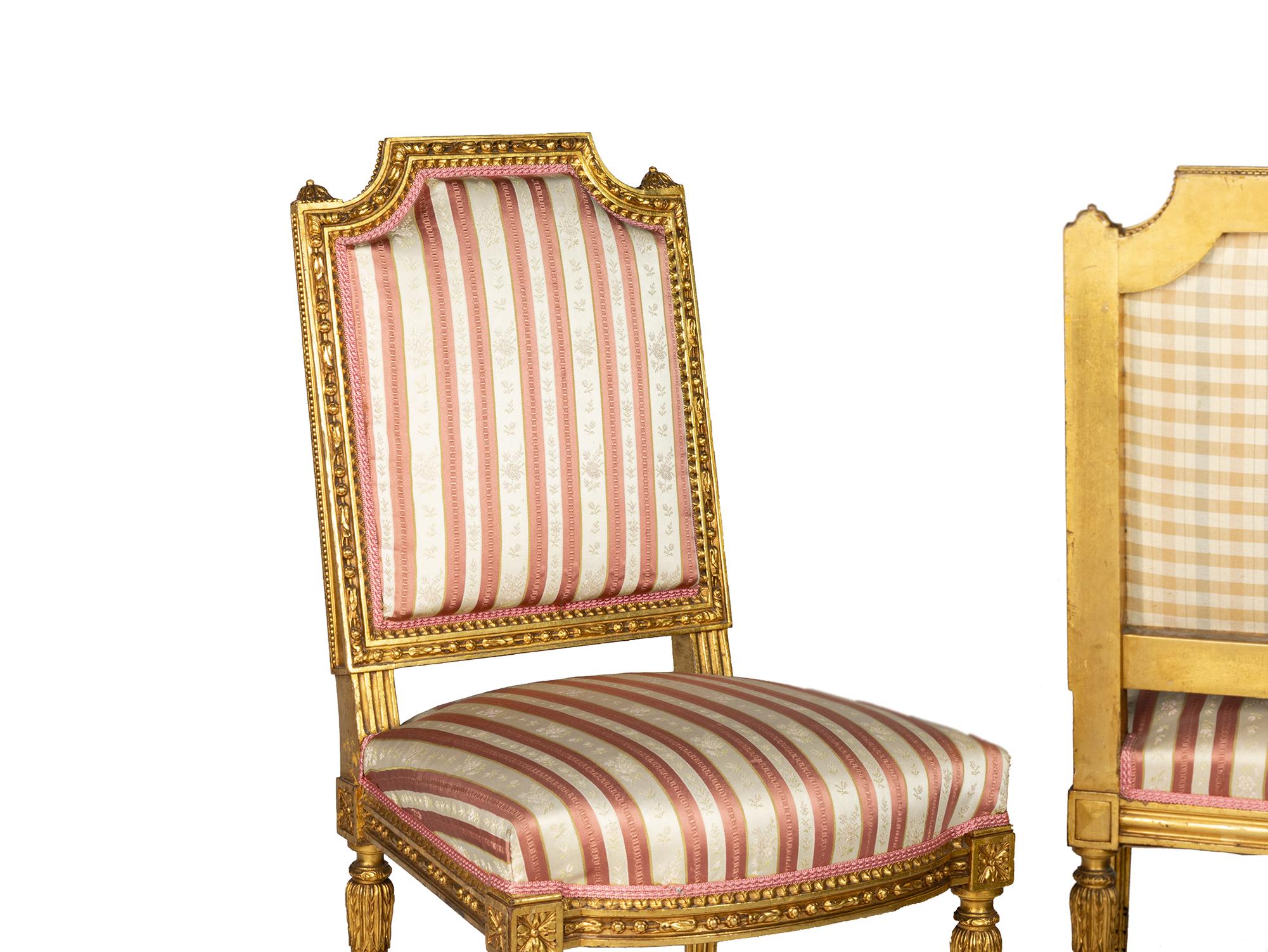 Coppia di sedie francesi Luigi XVI in legno dorato, XX secolo in vendita 1