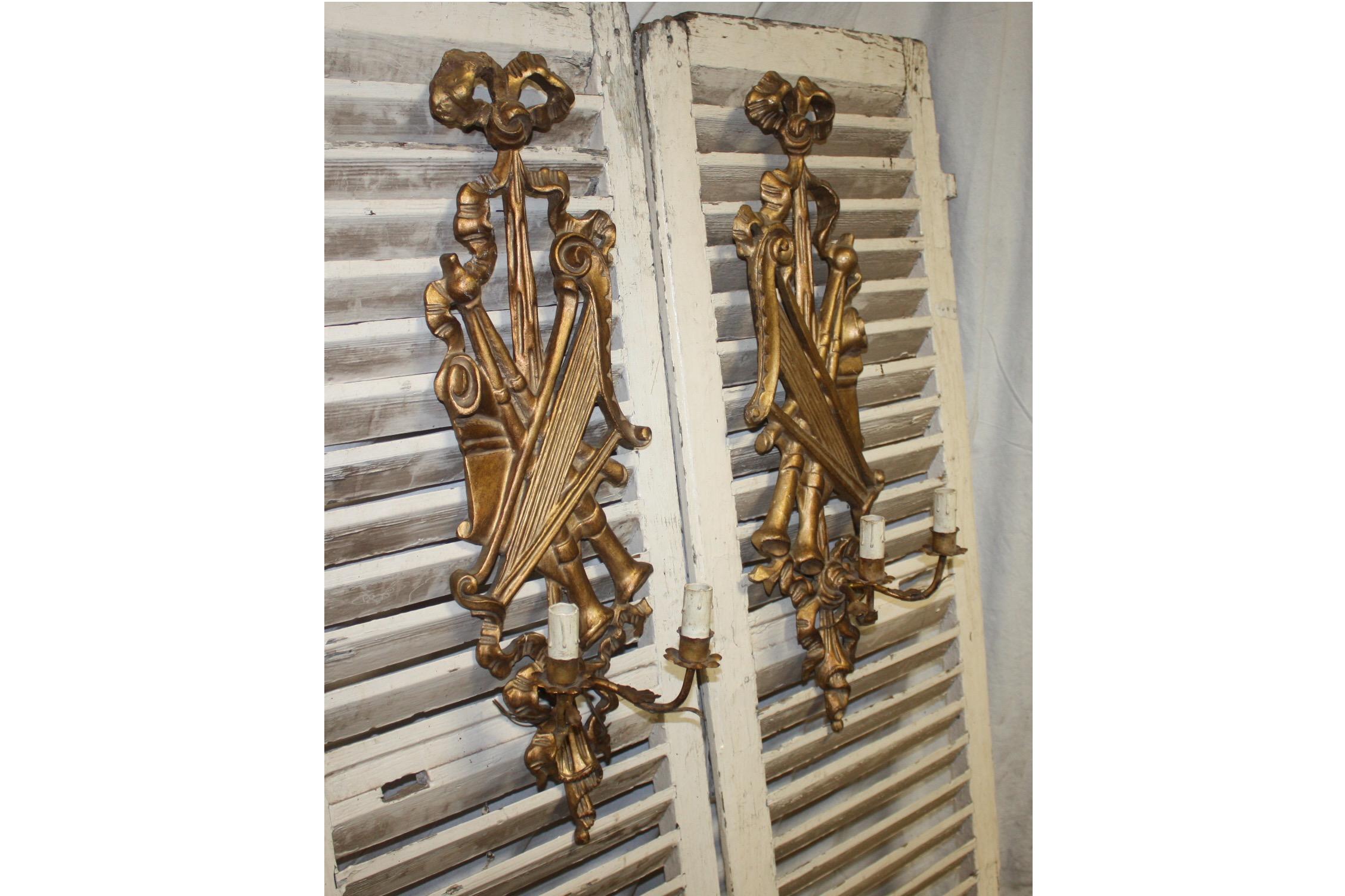 Paar französische Louis-XVI-Wandleuchter aus vergoldetem Holz (Französisch) im Angebot