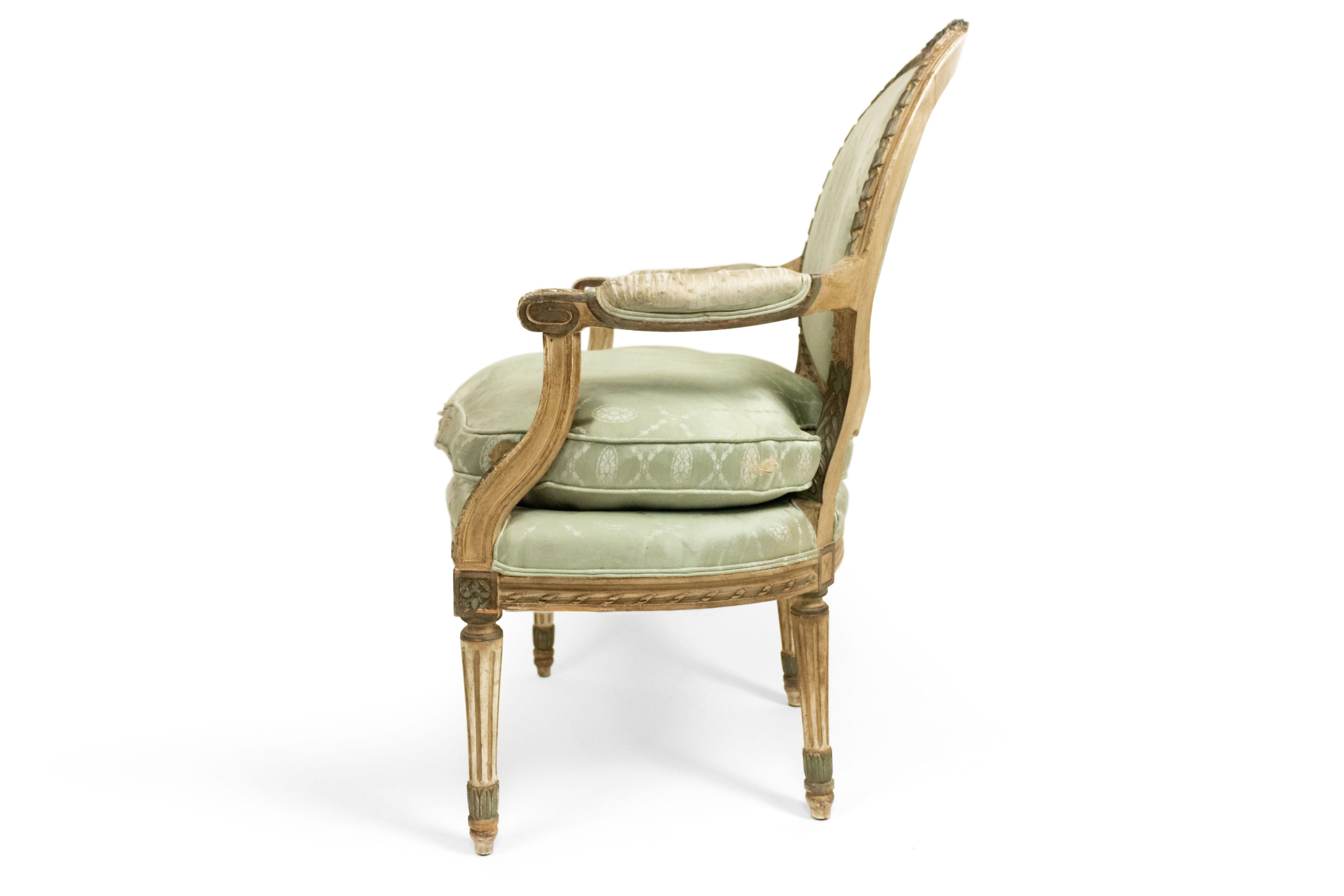 Français Paire de fauteuils français Louis XVI en soie verte en vente