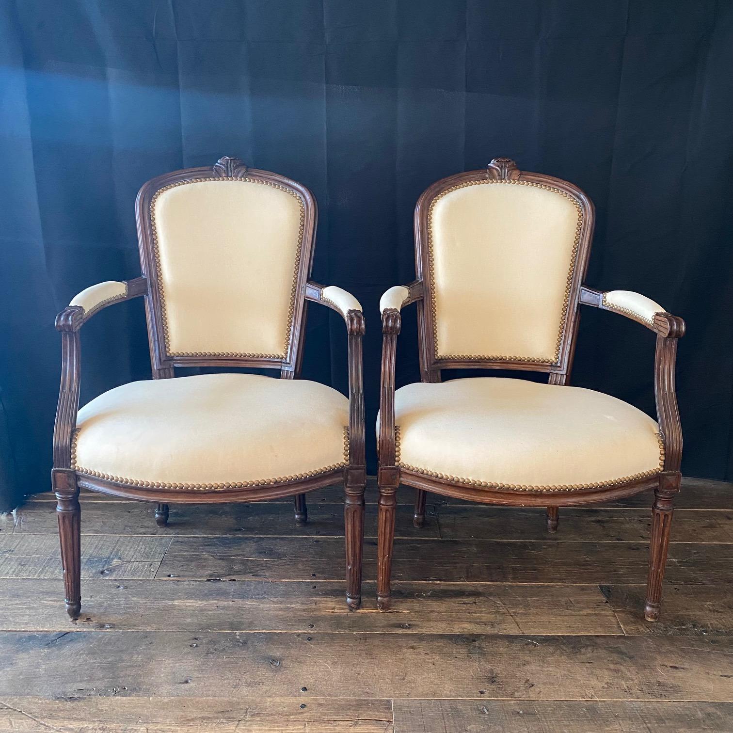 Paar französische Louis-XVI-Sessel aus handgeschnitztem Nussbaumholz oder Fauteuils im Angebot 3